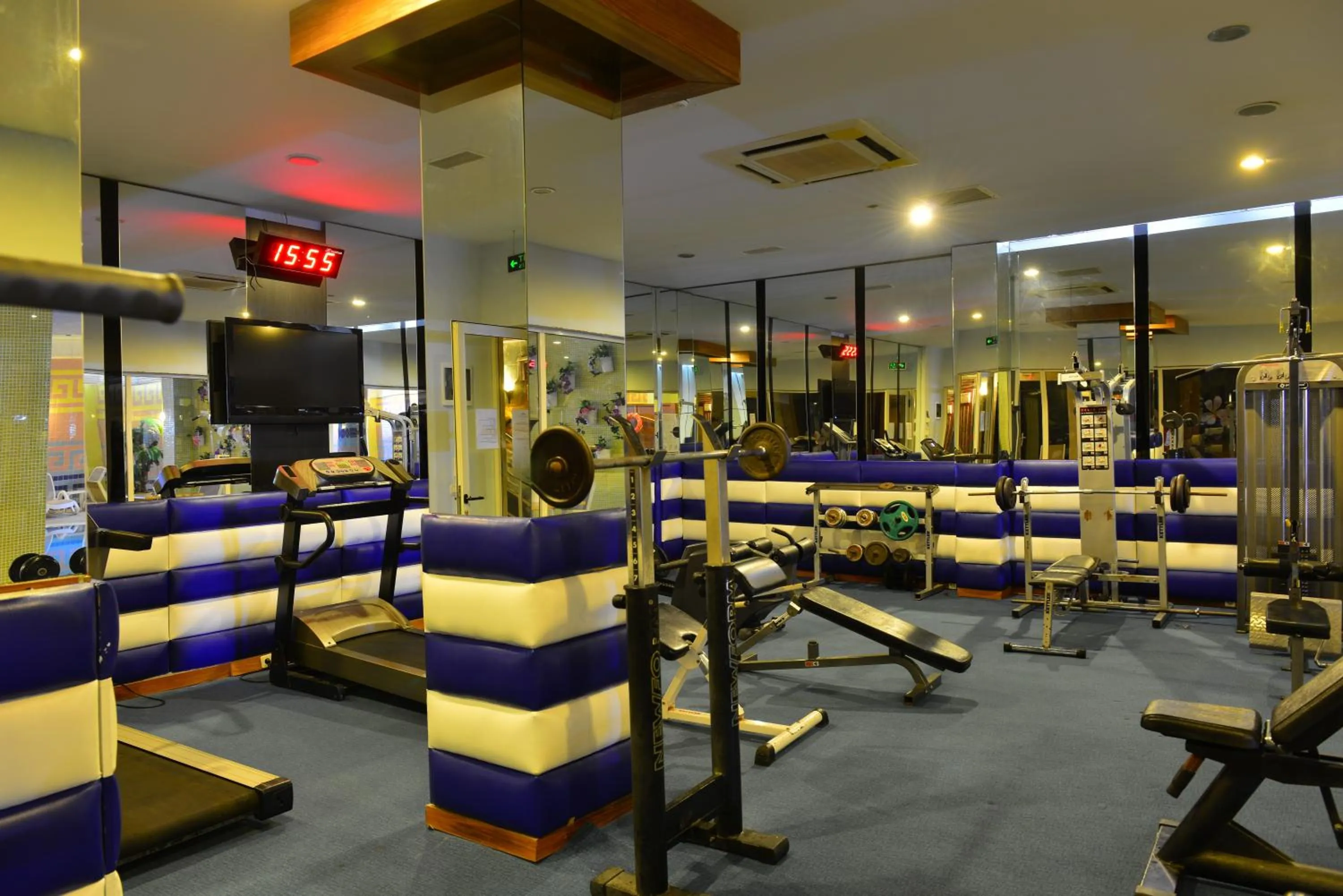 Fitness centre/facilities in Seaden Corolla Hotel