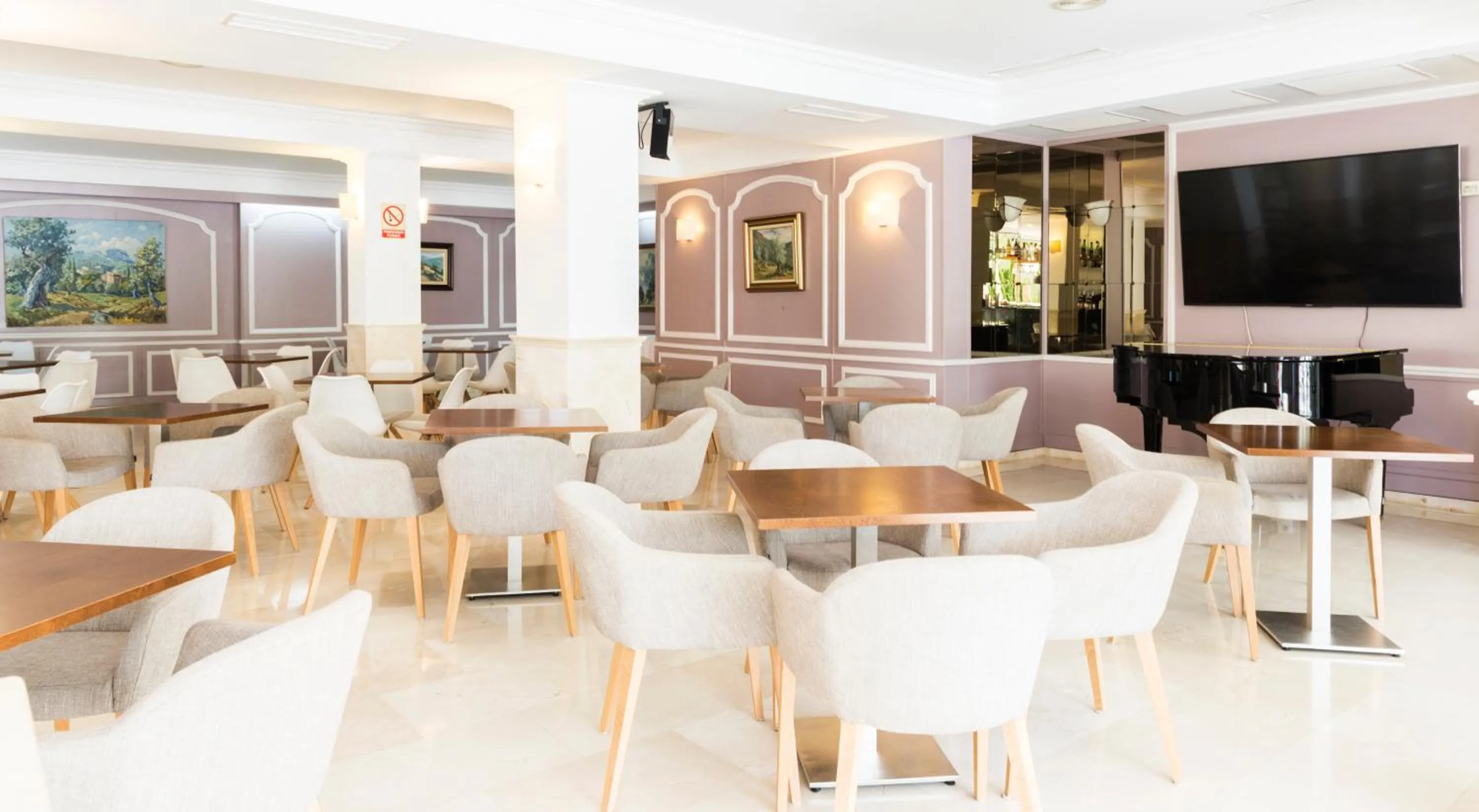 Communal lounge/ TV room in Hotel Morito