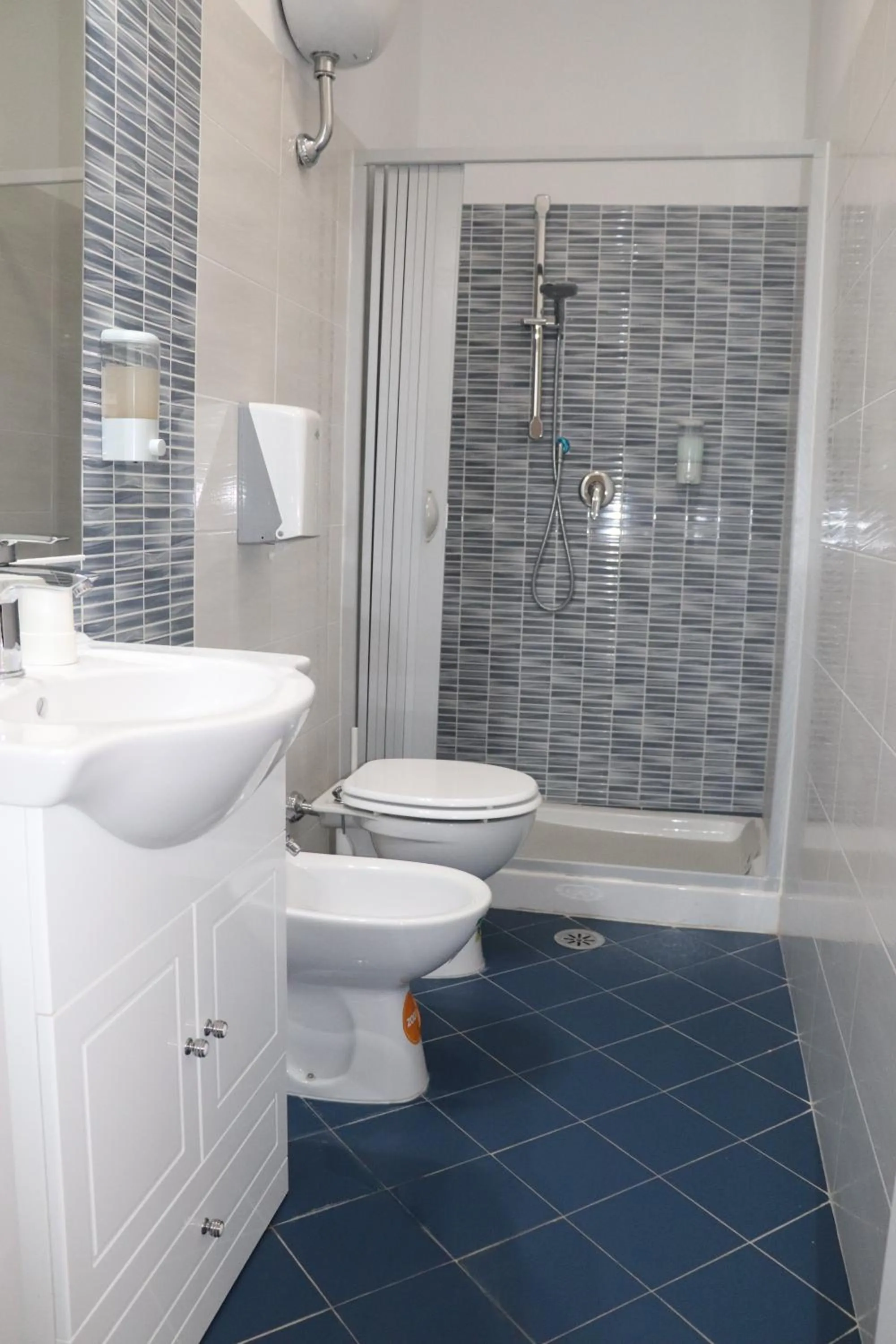 Shower in Colosseo Rooms Imperial Rome