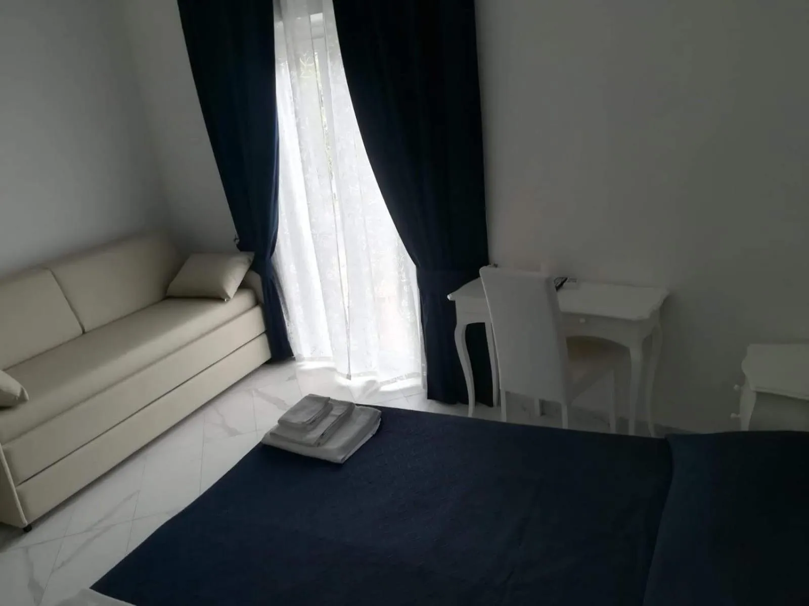 Photo of the whole room, Bed in Colosseo Rooms Imperial Rome