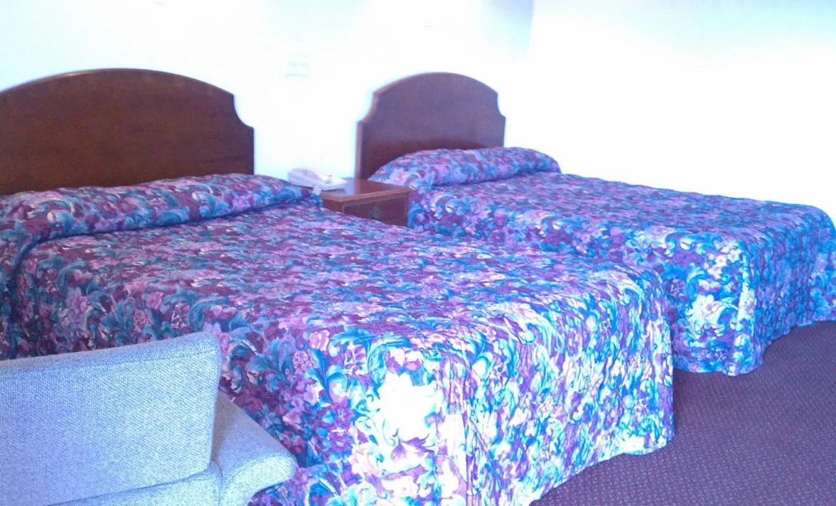 Photo of the whole room, Bed in Valley Motel Pittsburgh