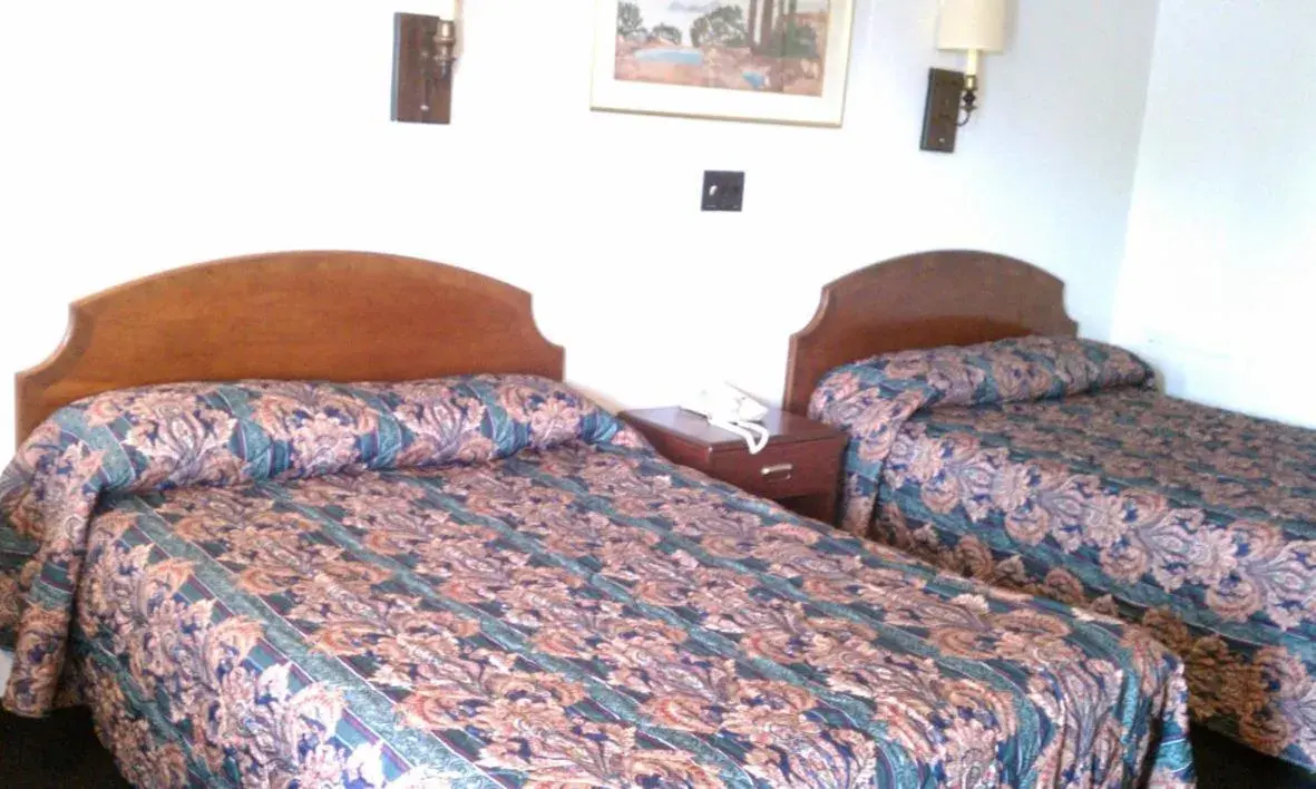 Double Room with Two Double Beds - Non-Smoking in Valley Motel Pittsburgh Double Room with Two Double Beds - Non-Smoking in Valley Motel Pittsburgh