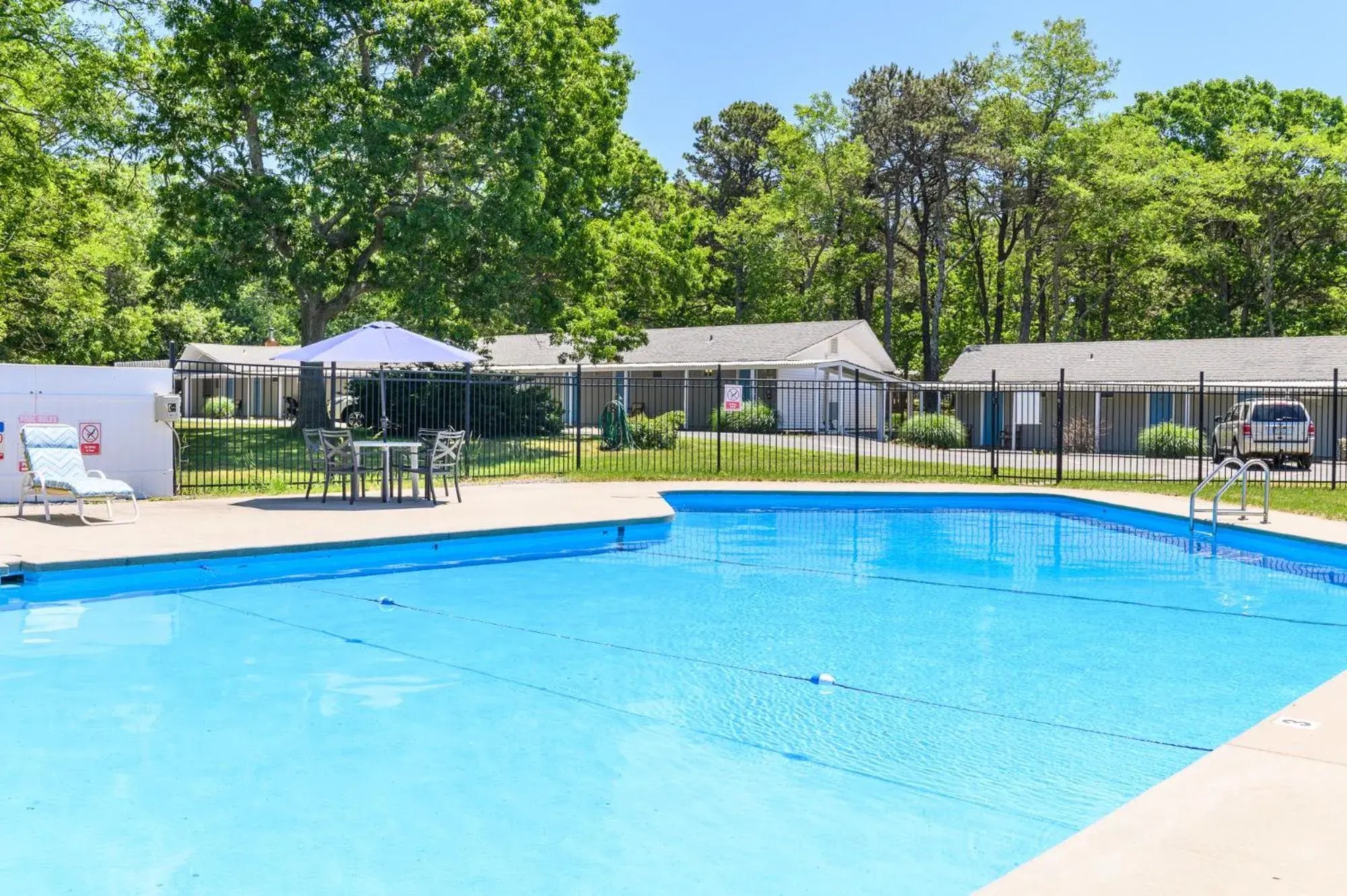 Swimming pool in Blue Dolphin Inn Swimming pool in Blue Dolphin Inn