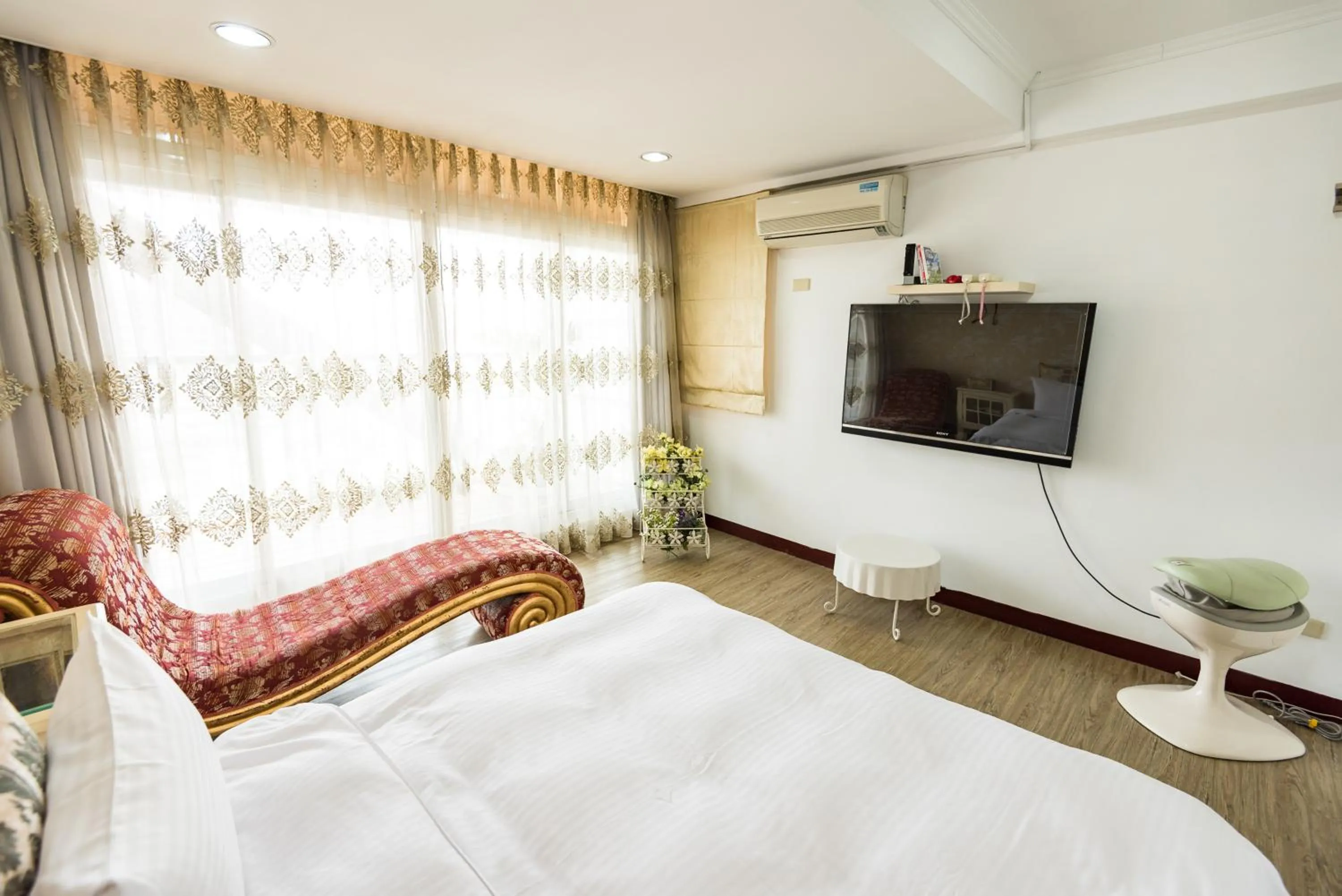 TV/Entertainment Center in Star Hotel