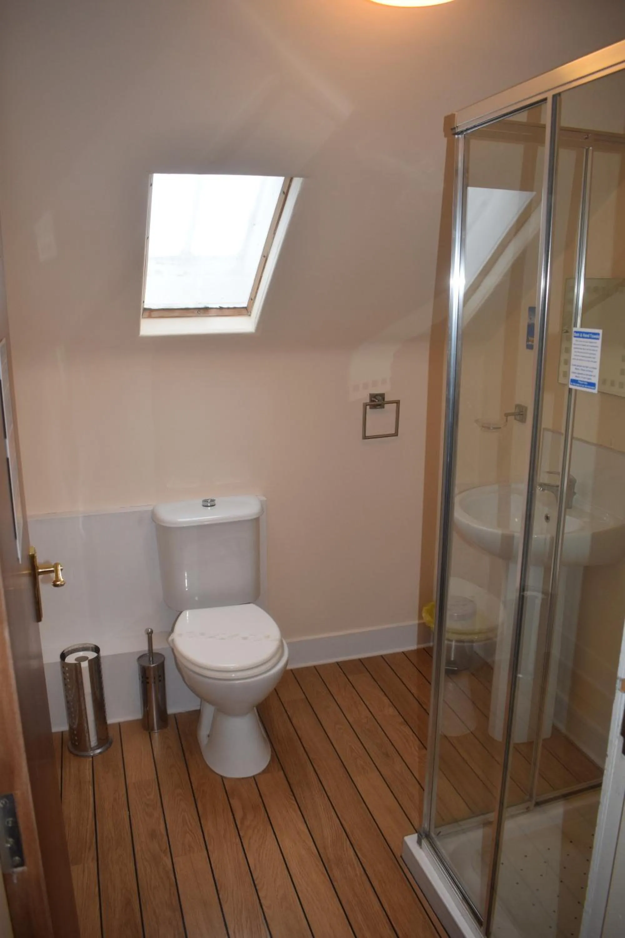 Shower in Cheers Cafe Bar & Tavern