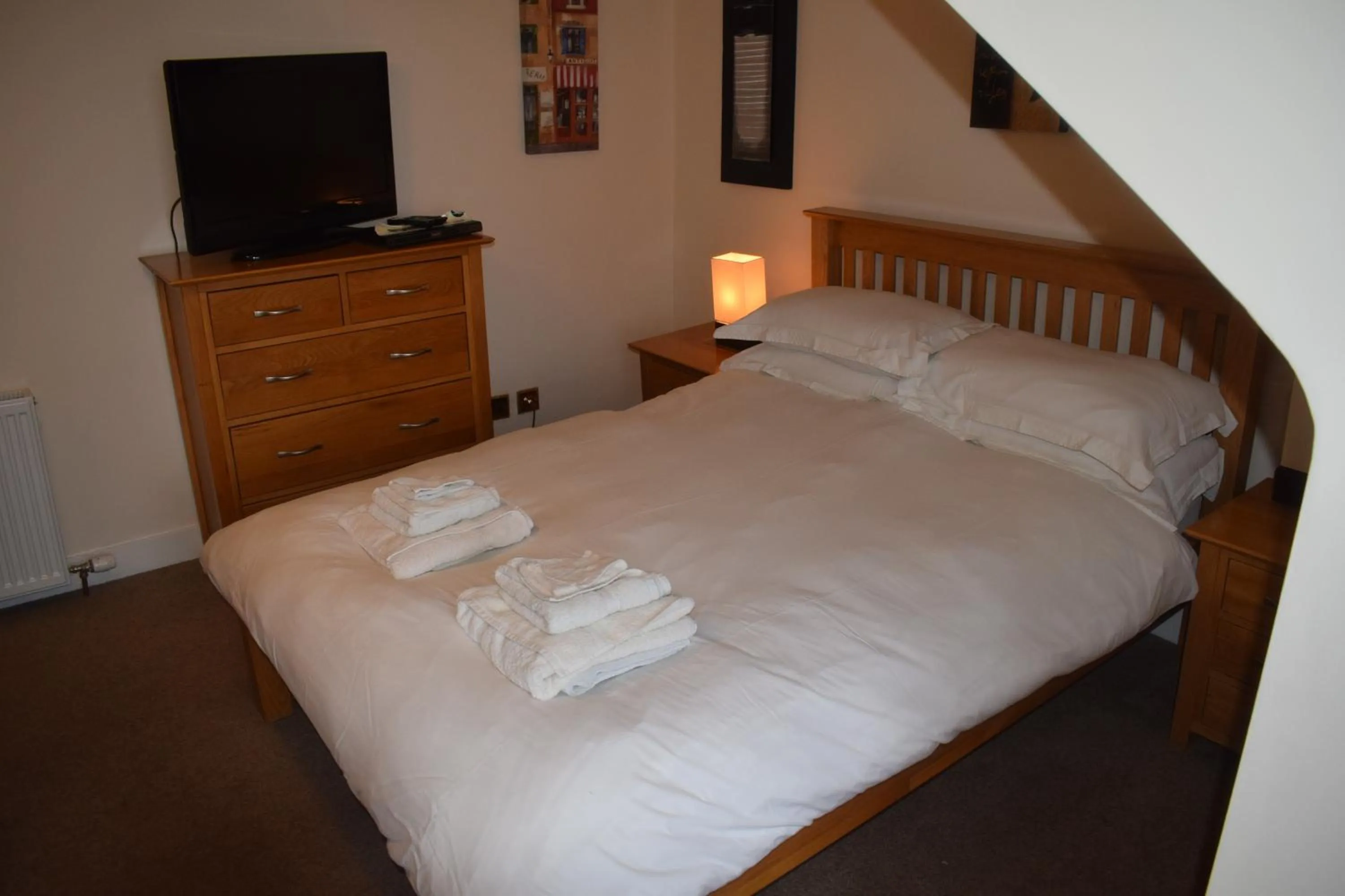 Bedroom, Bed in Cheers Cafe Bar & Tavern