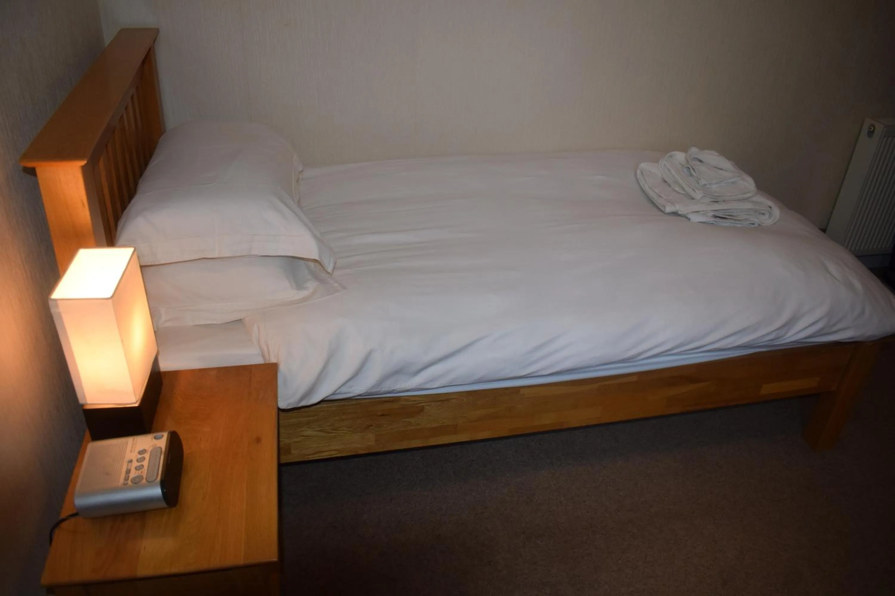 Bedroom, Bed in Cheers Cafe Bar & Tavern