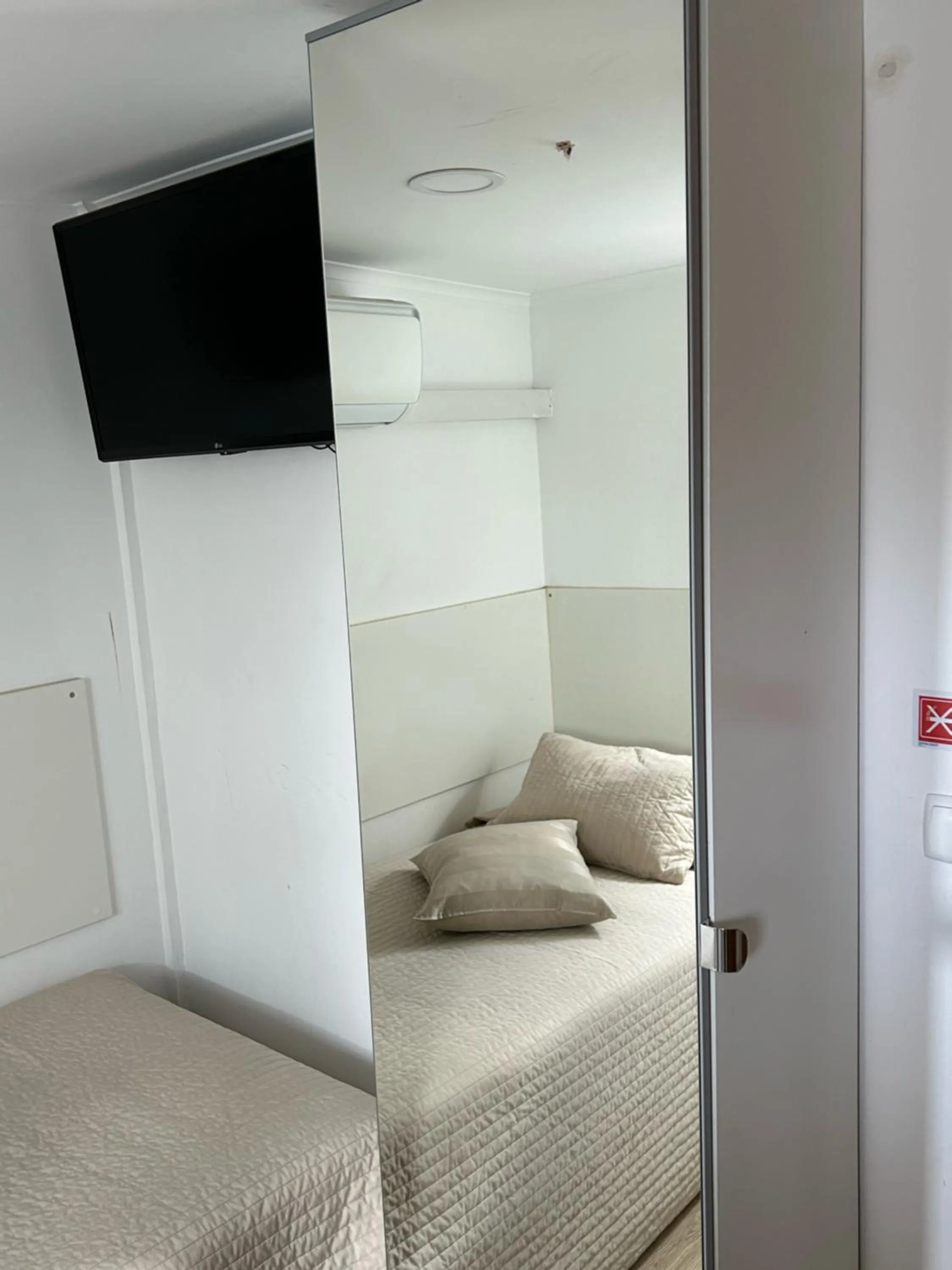 Budget Single Room - single occupancy - Attic - stairs access only in Residencial Joao XXI