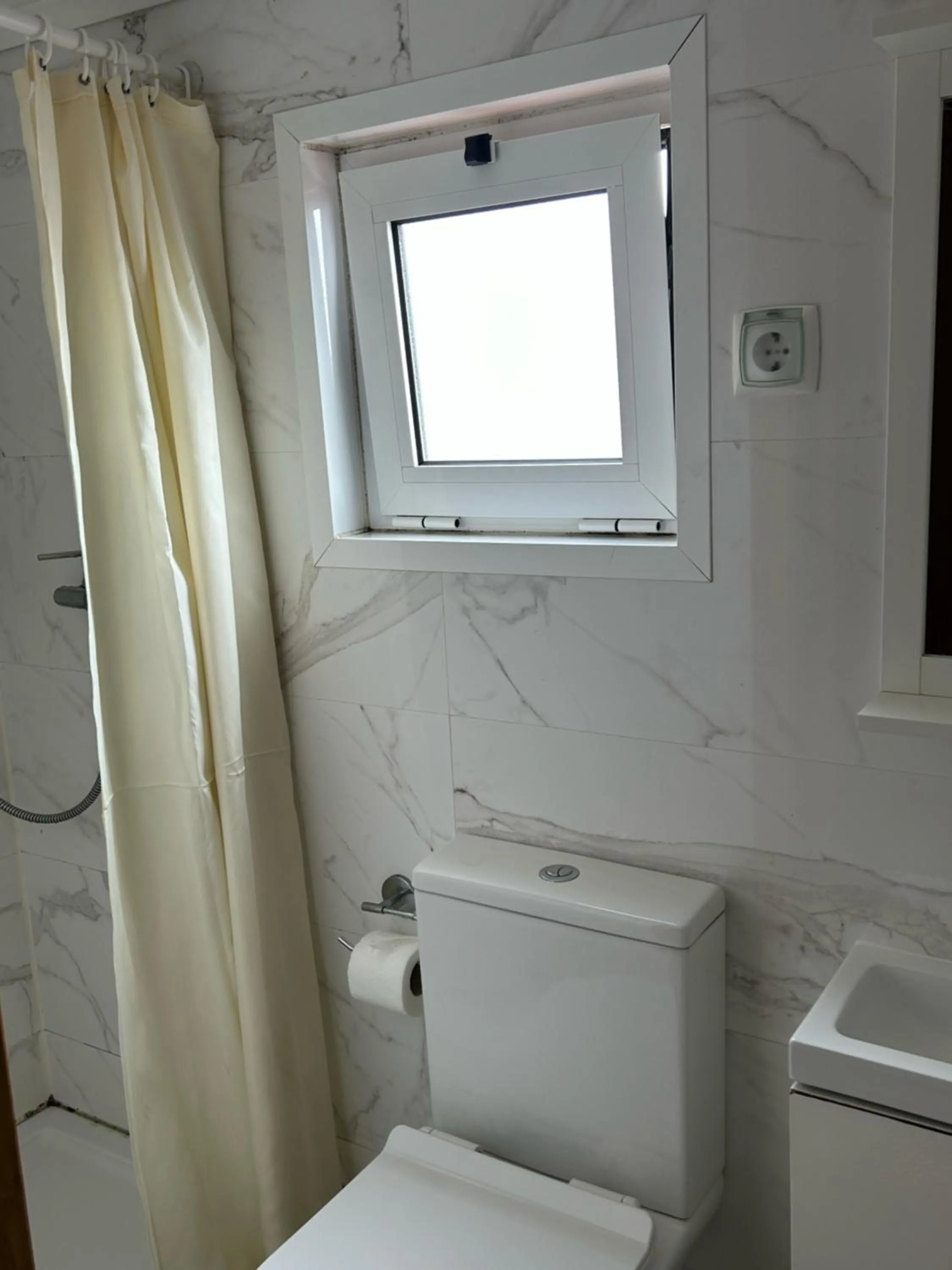 Budget Single Room - single occupancy - Attic - stairs access only in Residencial Joao XXI