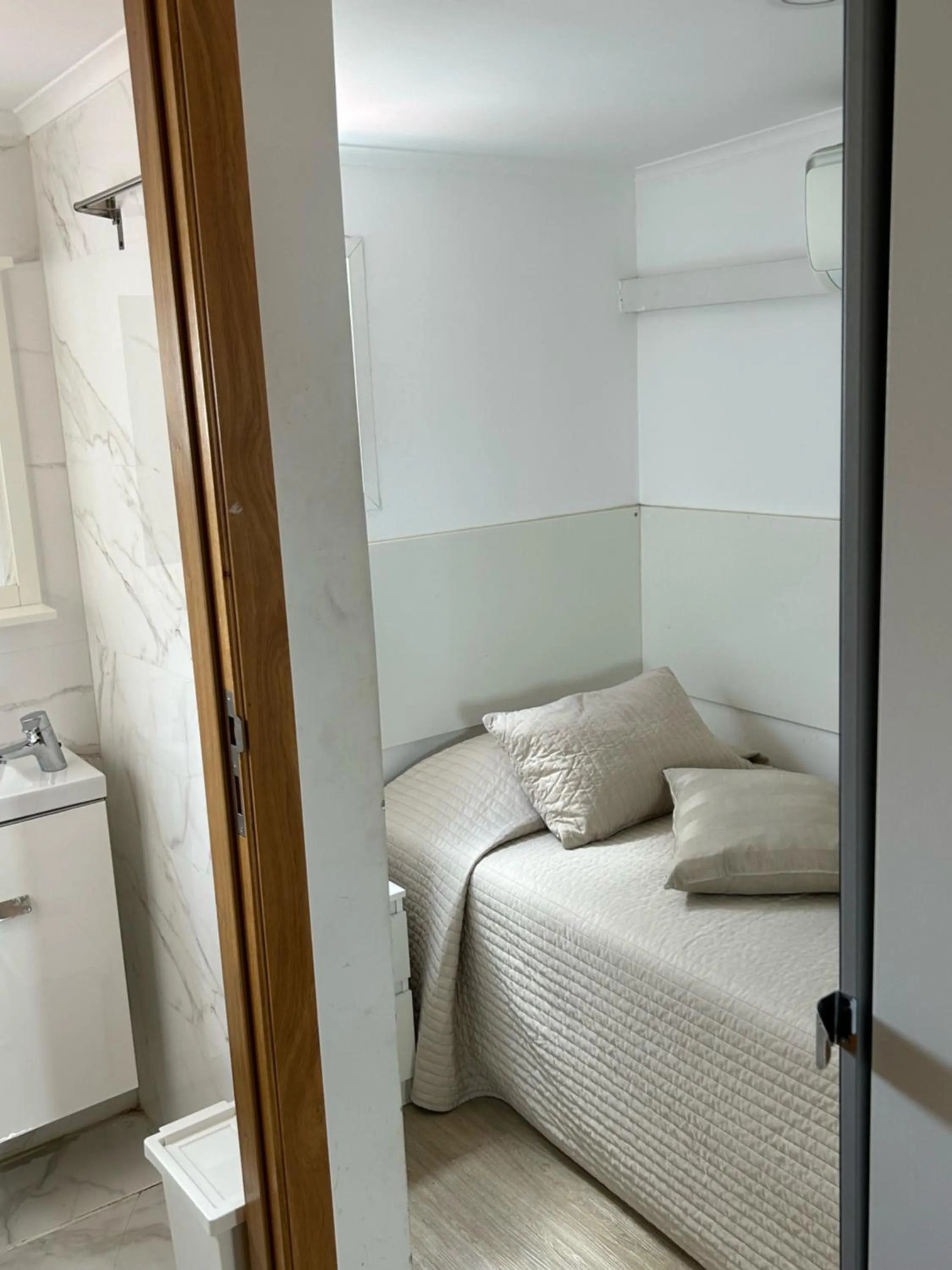 Budget Single Room - single occupancy - Attic - stairs access only in Residencial Joao XXI