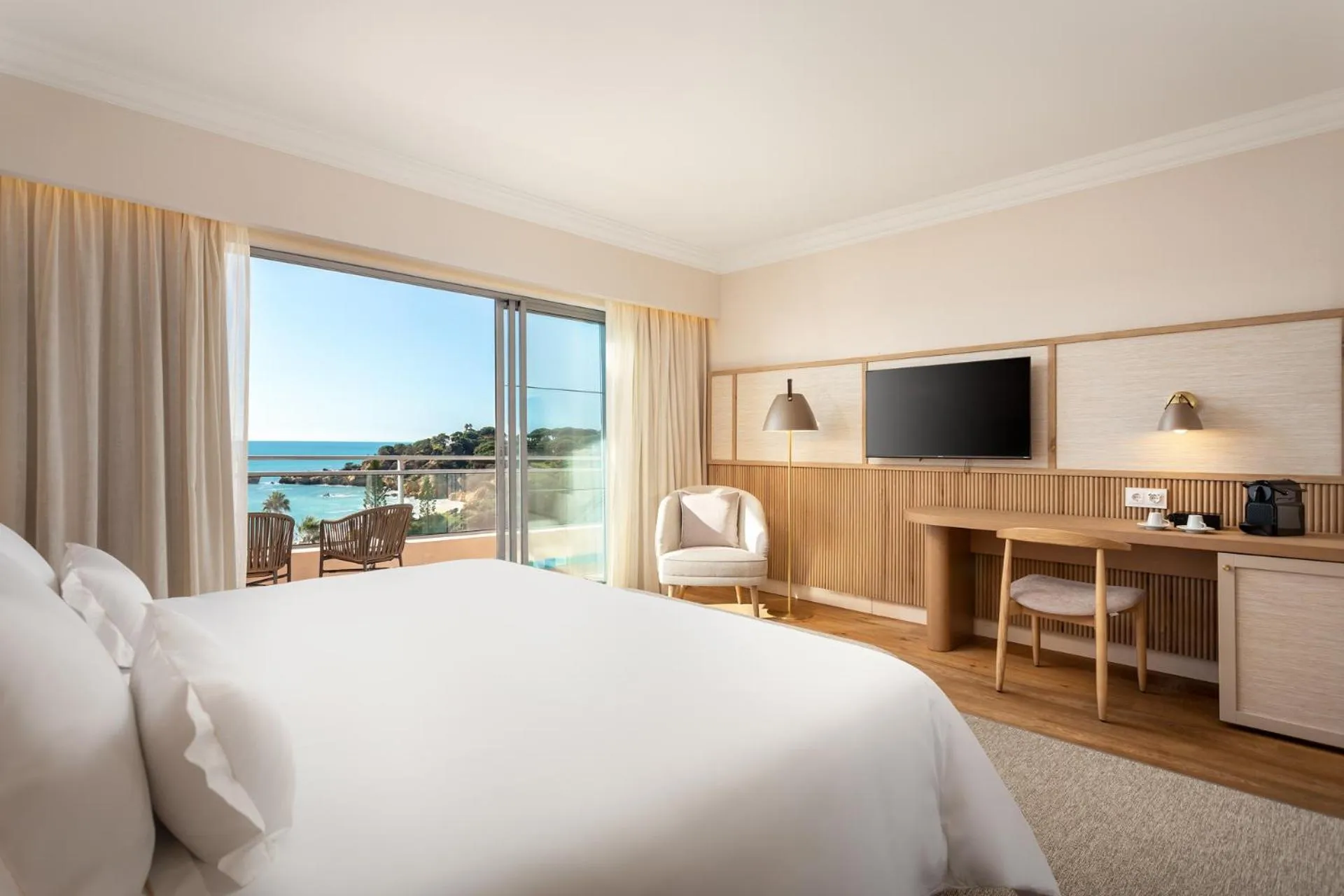 Bed in Grande Real Santa Eulalia Resort & Hotel Spa