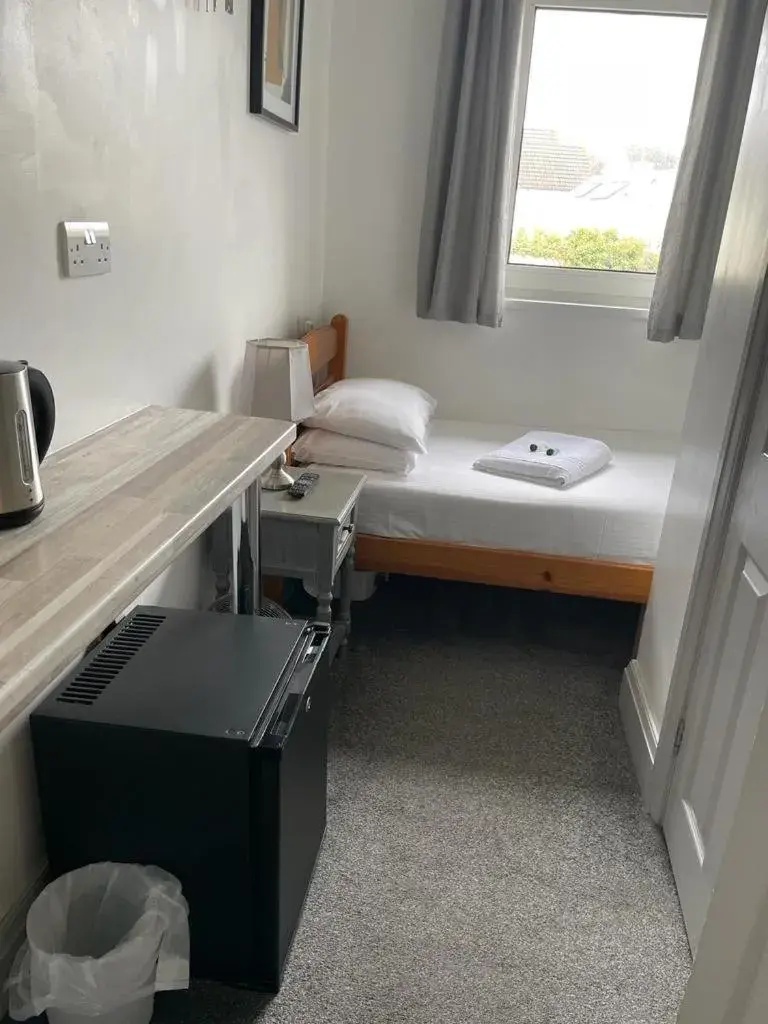 Single Room with Bathroom - single occupancy in The Lake House Single Room with Bathroom - single occupancy in The Lake House