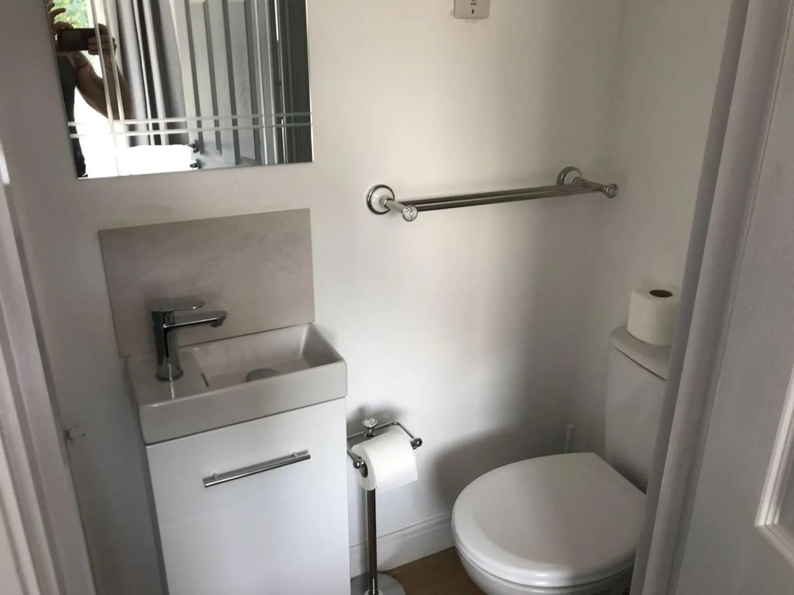 Double or Twin Room with Private Bathroom in The Lake House