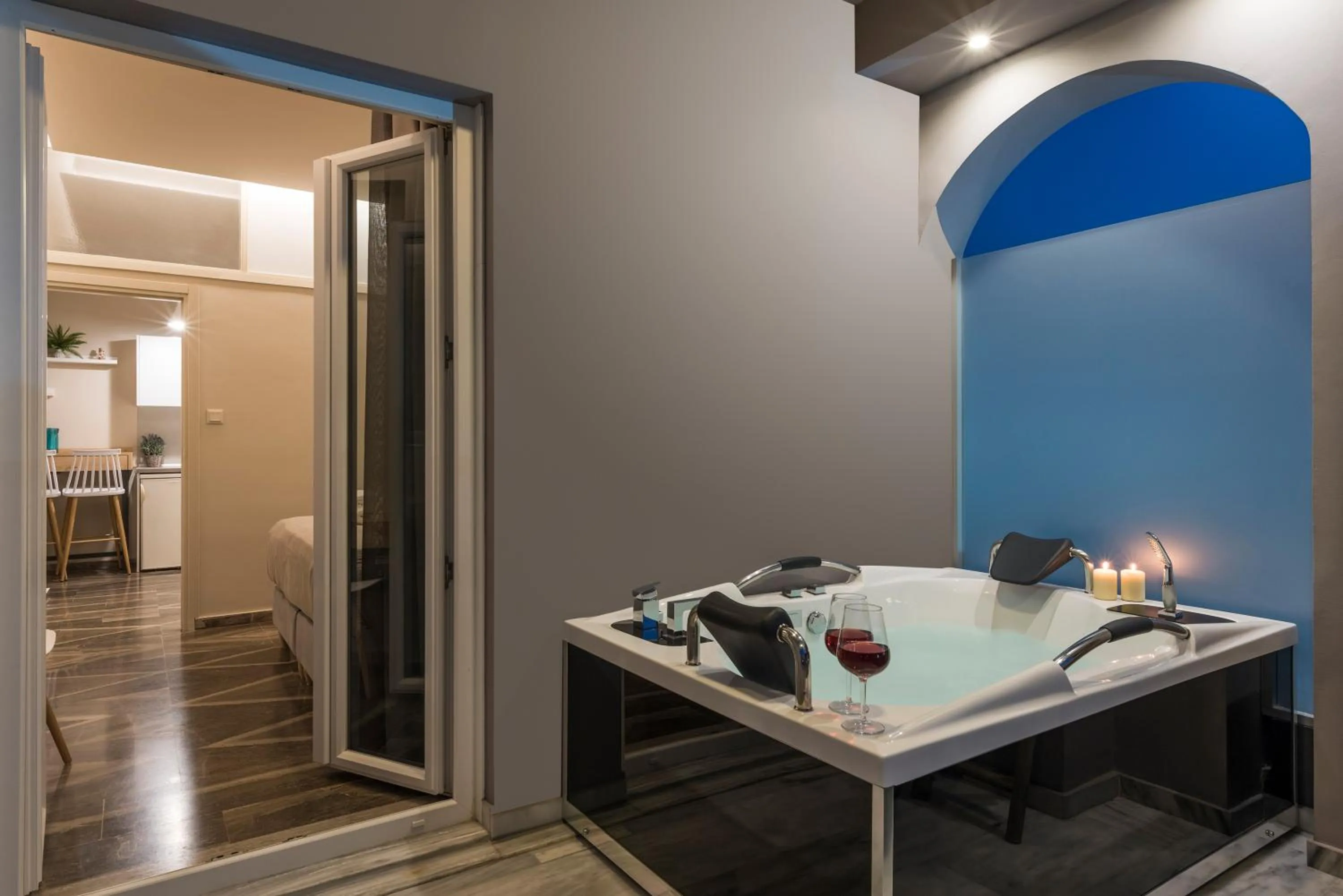 Hot Tub in Sun Ray Luxury Apartments