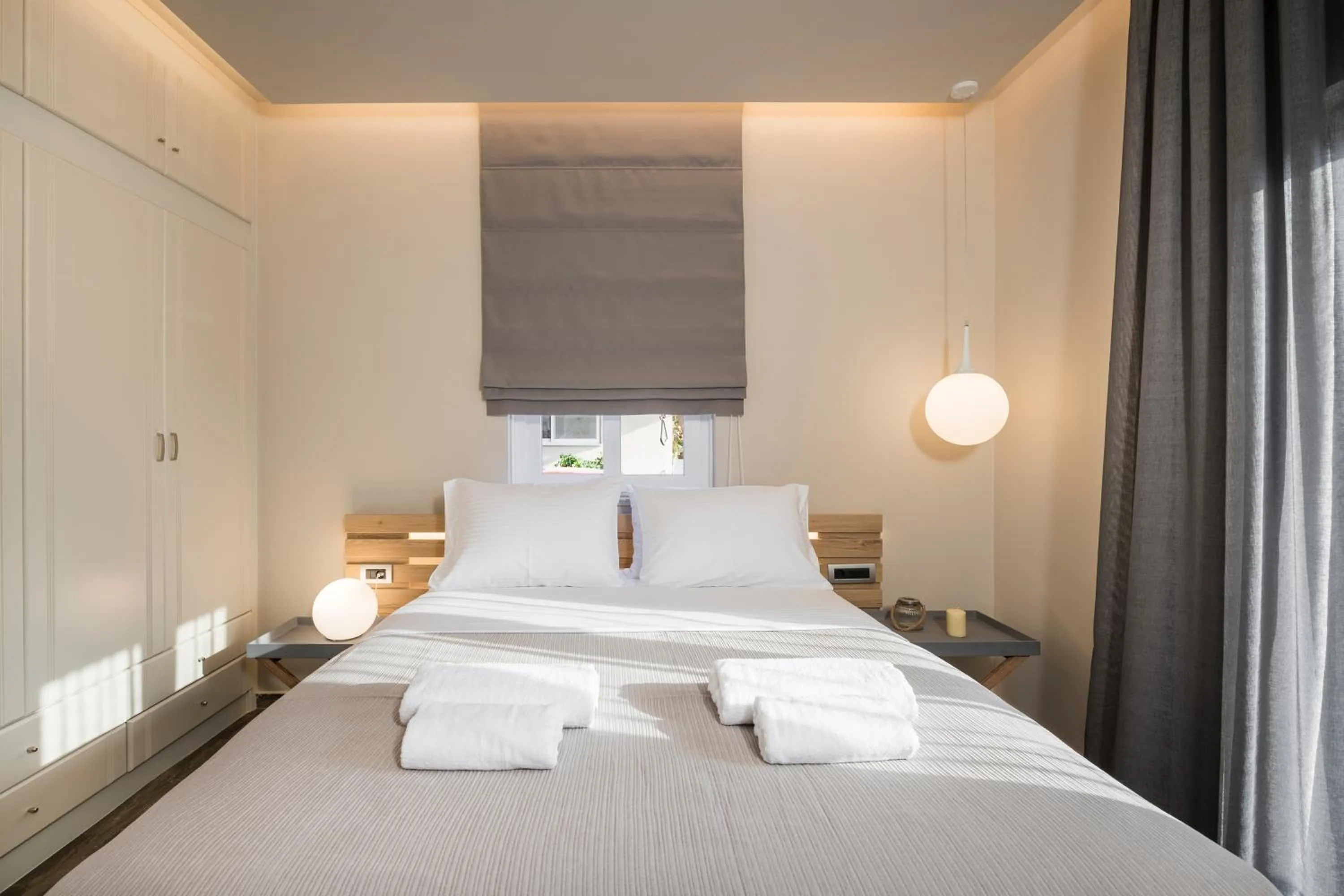 Bedroom, Bed in Sun Ray Luxury Apartments