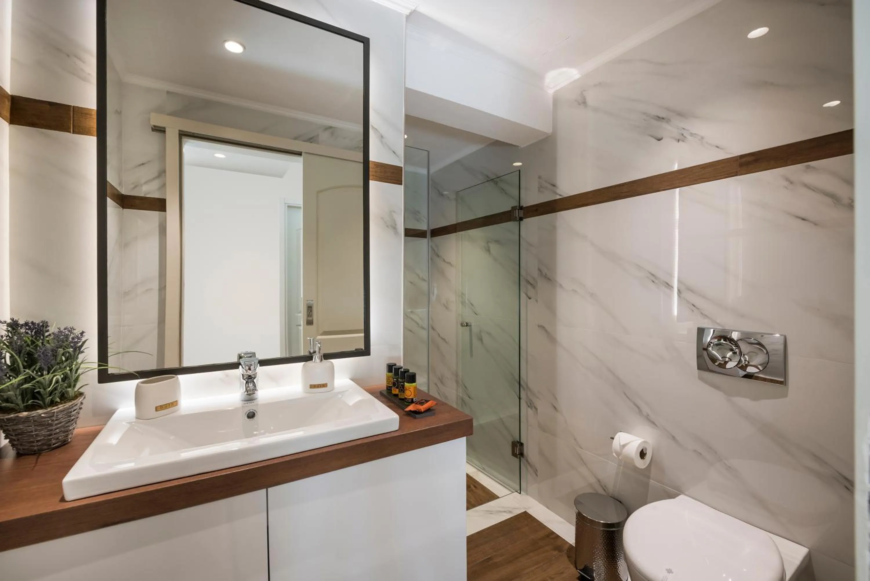 Toilet in Sun Ray Luxury Apartments