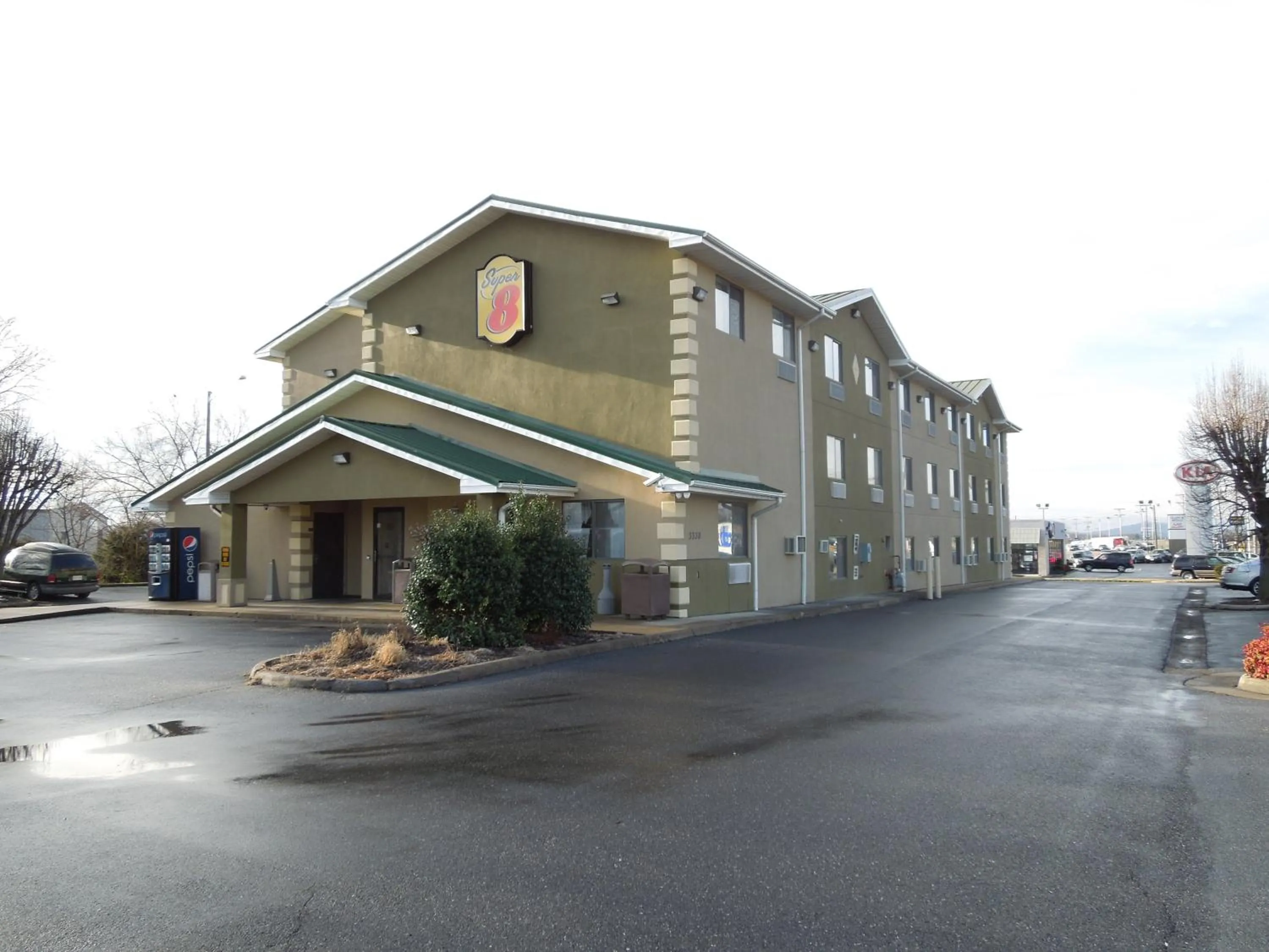 Property building in Super 8 by Wyndham Harrisonburg