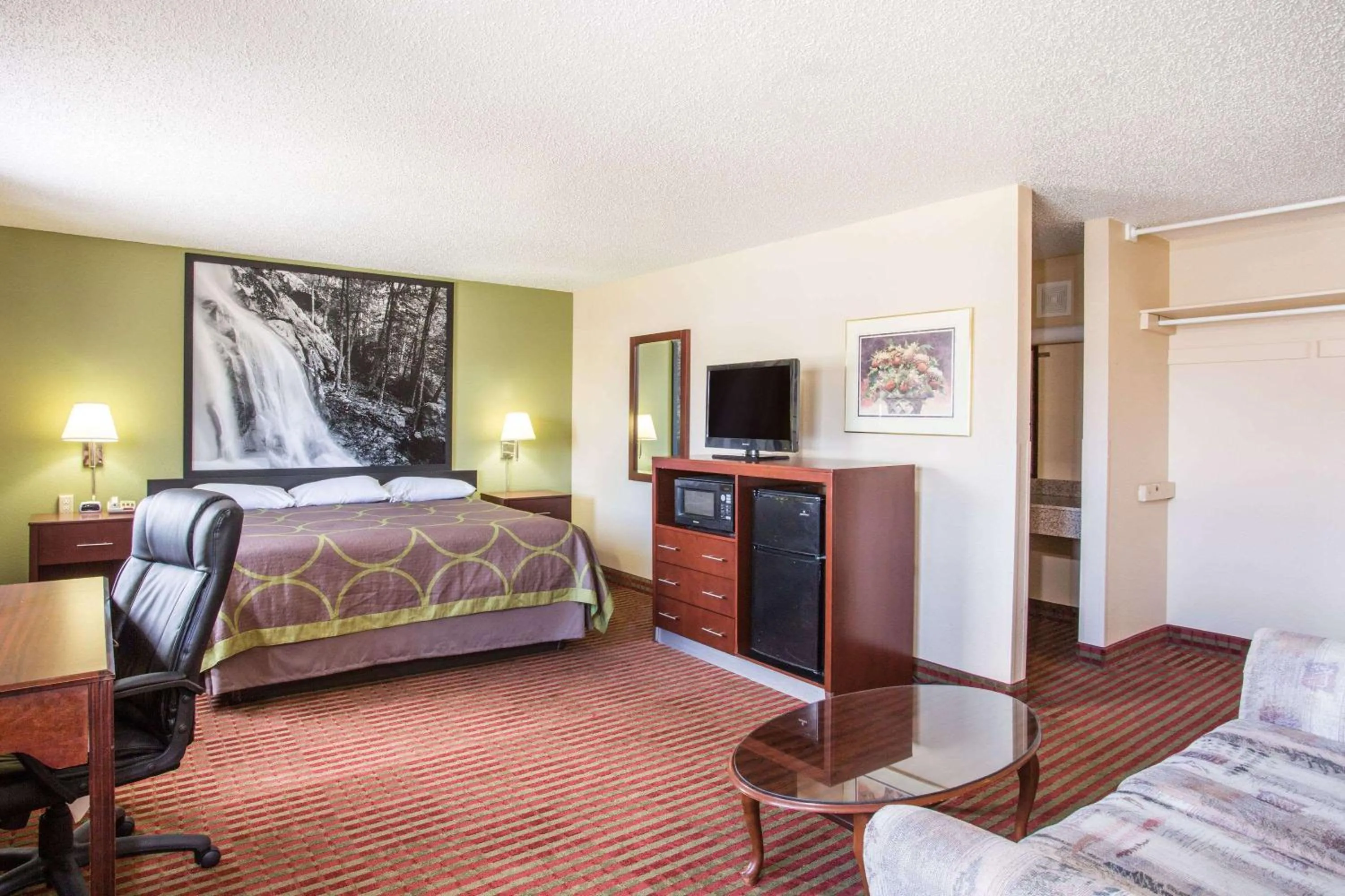Photo of the whole room, Bed in Super 8 by Wyndham Harrisonburg
