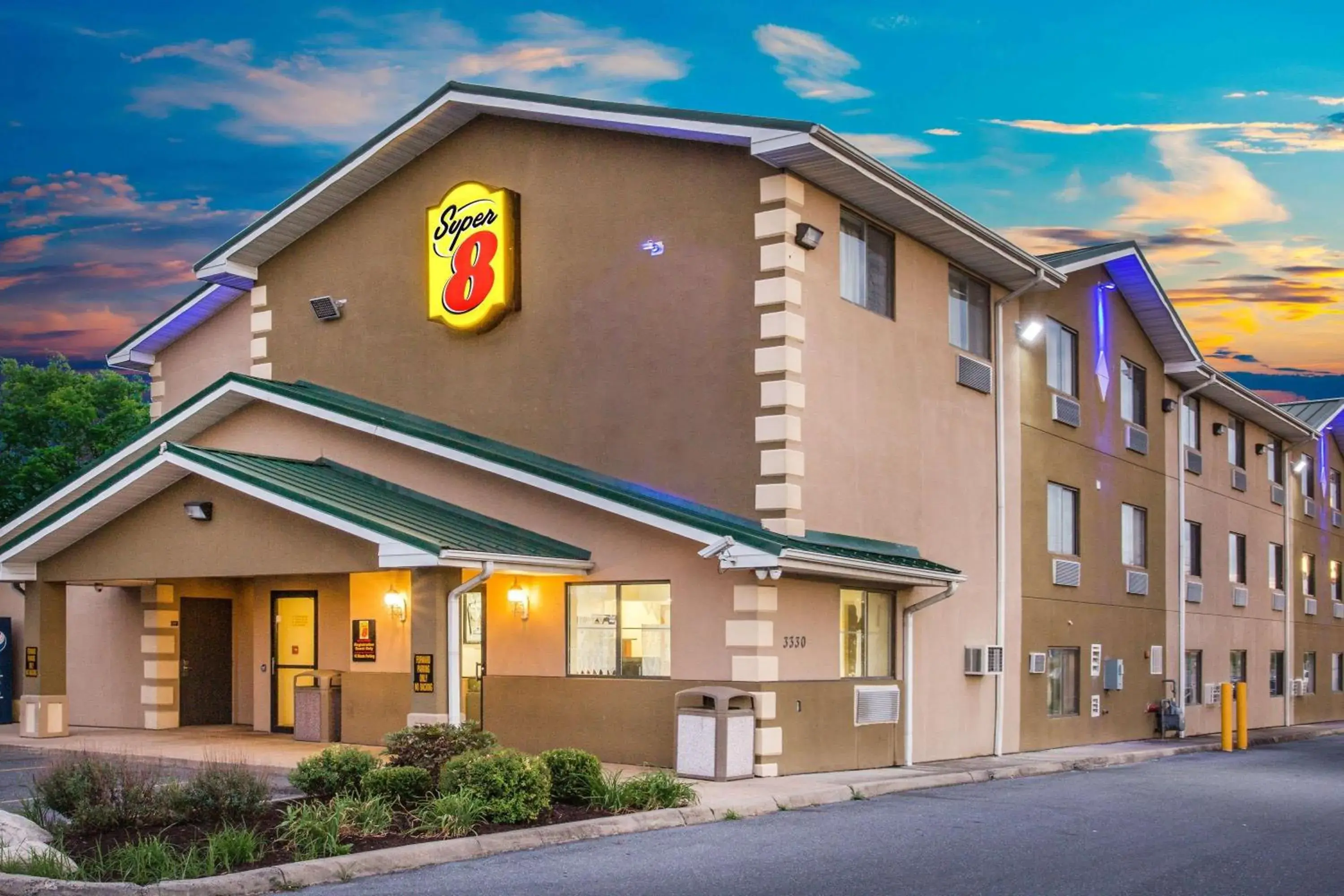 Property building in Super 8 by Wyndham Harrisonburg Property building in Super 8 by Wyndham Harrisonburg