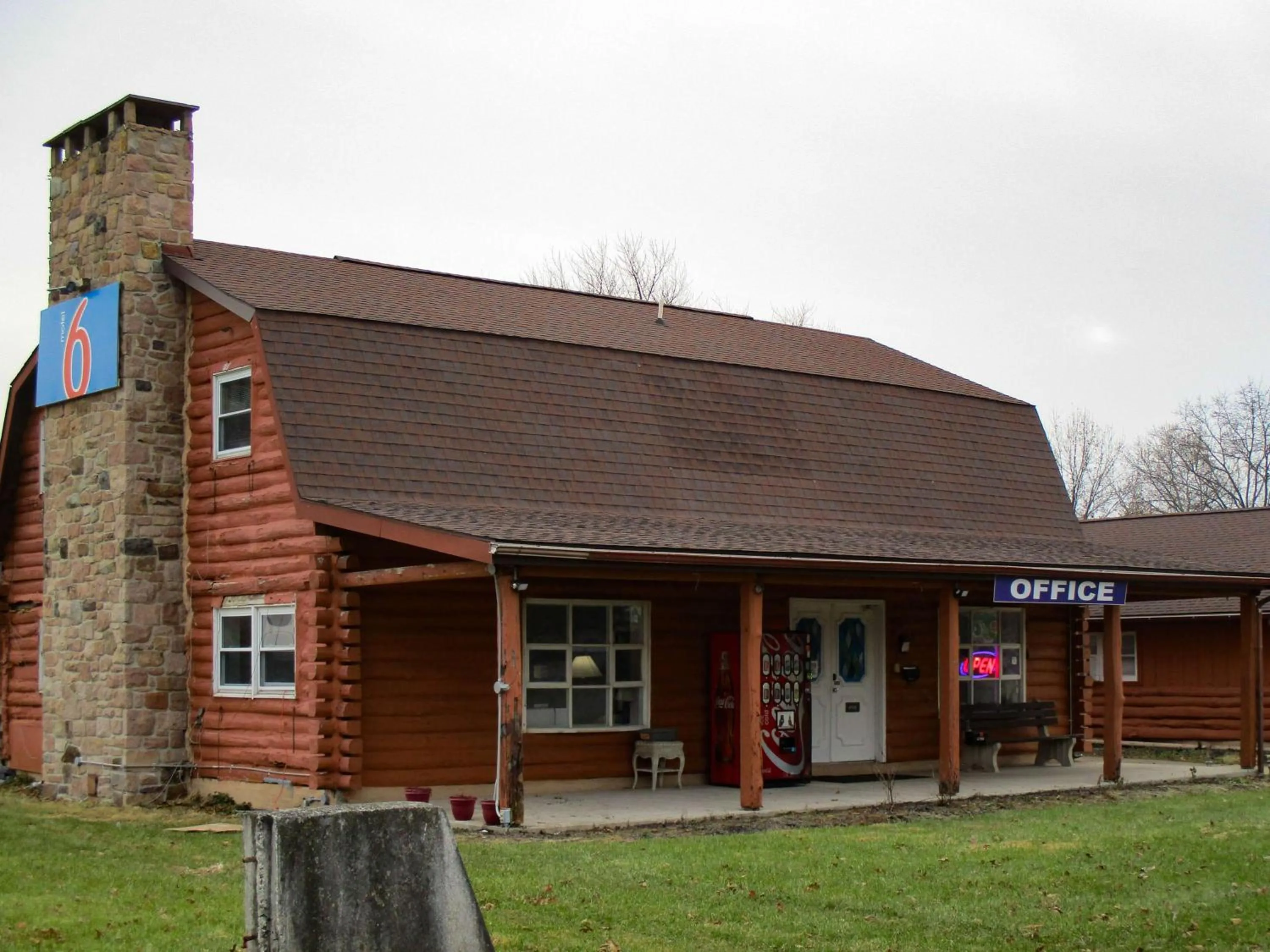 Property building in Motel 6-Shartlesville, PA