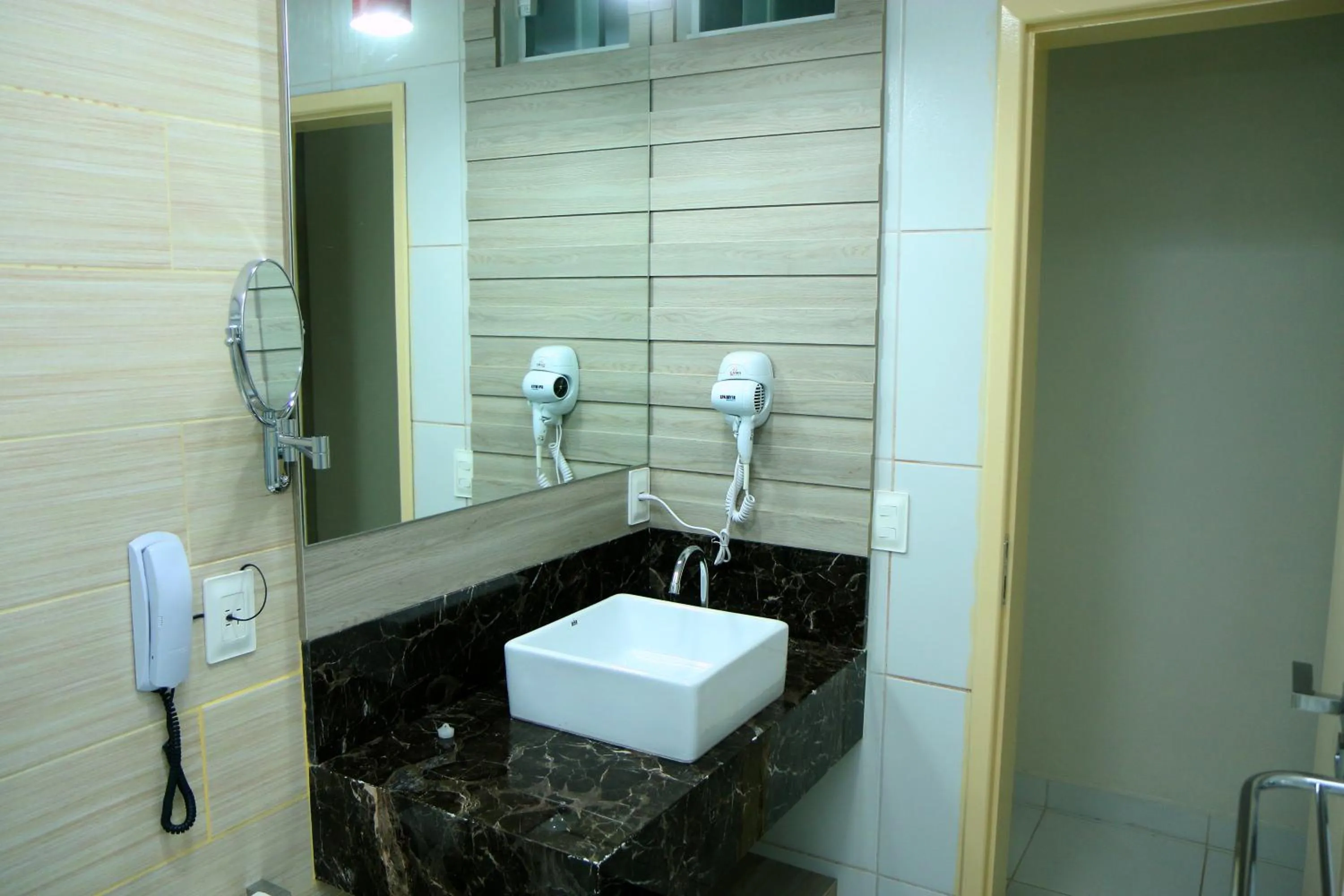 Bathroom in Vitoria Palace Hotel