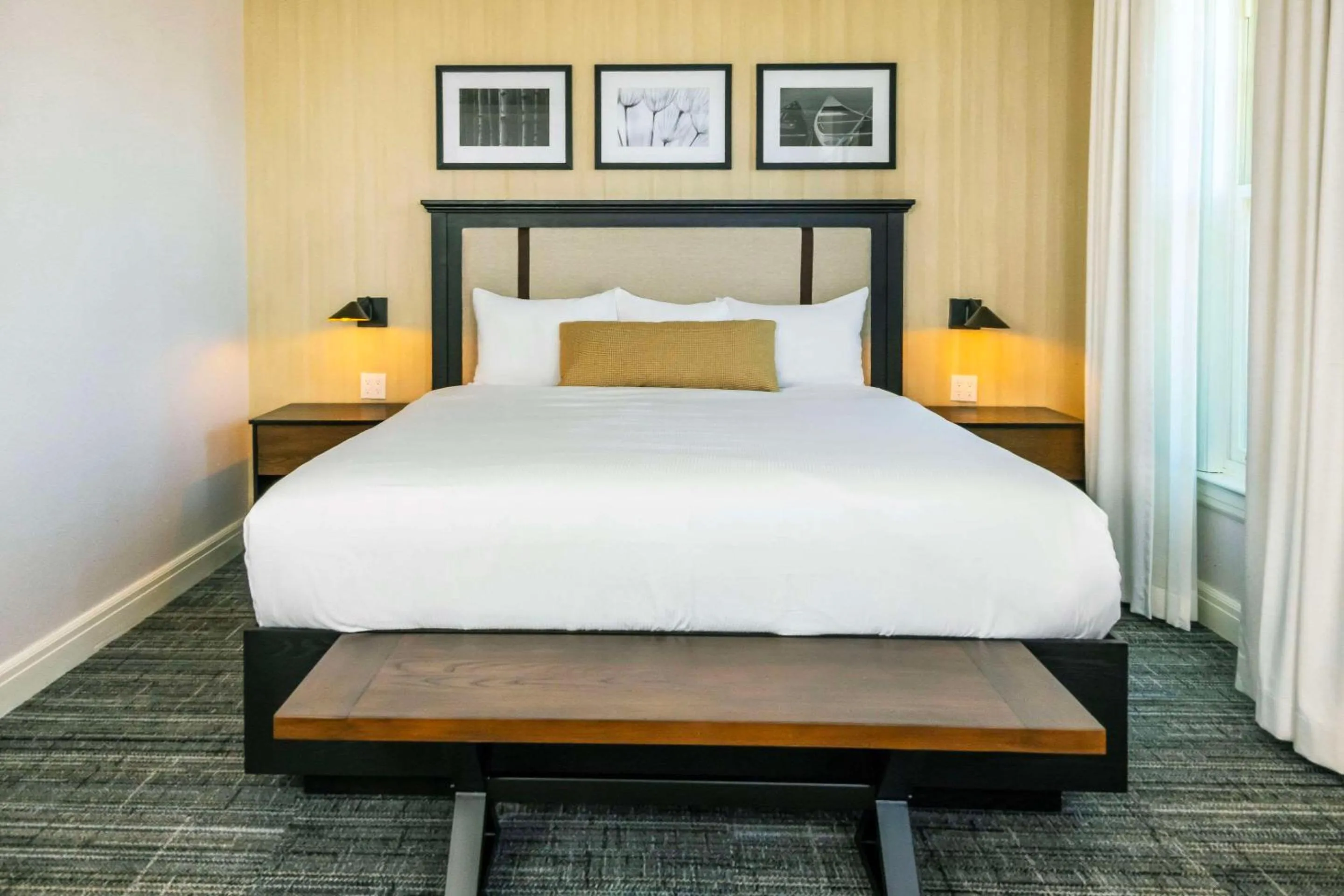 Bedroom, Bed in Calabogie Peaks Hotel, Ascend Hotel Member