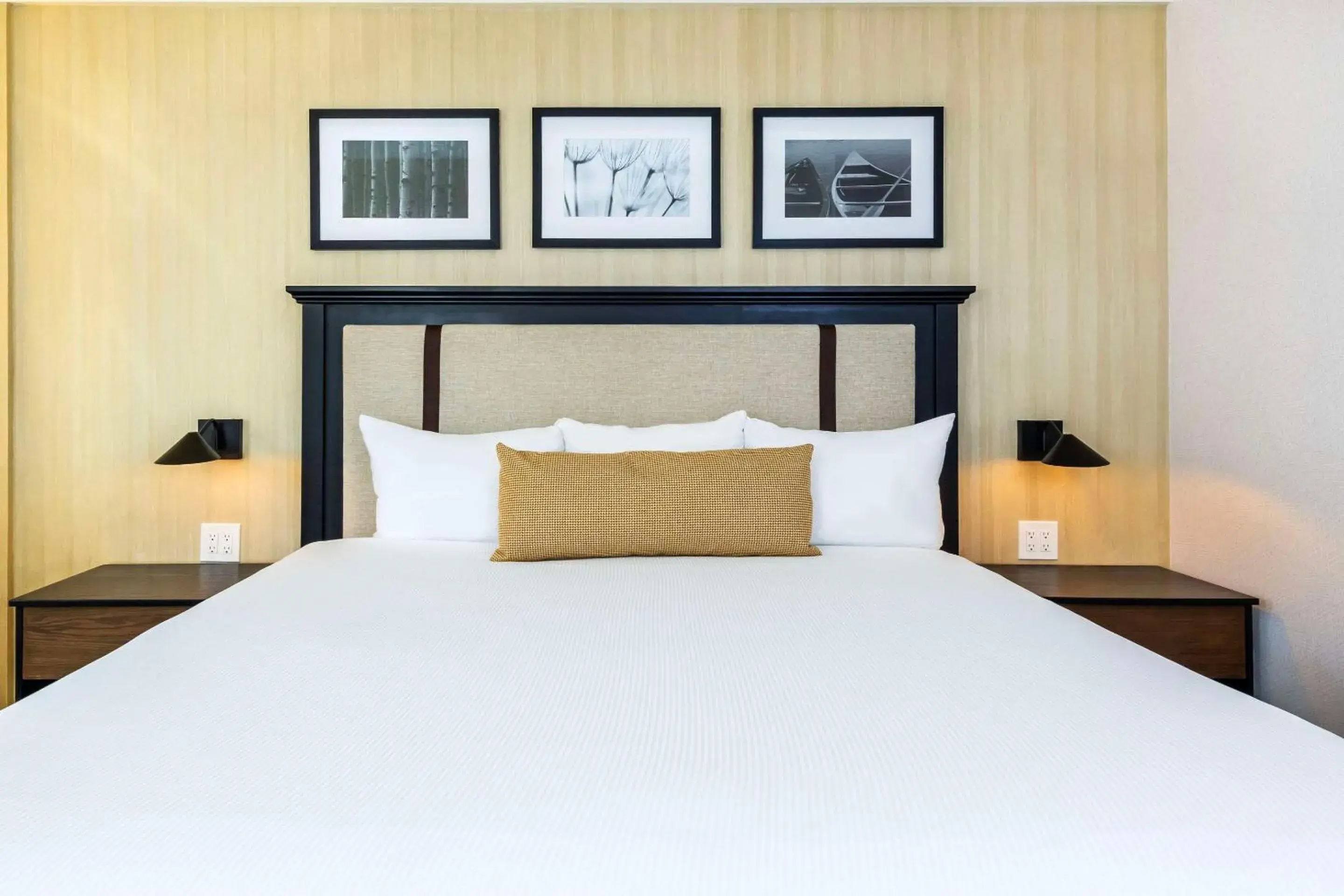 Standard King Room - Non-Smoking in Calabogie Peaks Hotel, Ascend Hotel Member Standard King Room - Non-Smoking in Calabogie Peaks Hotel, Ascend Hotel Member