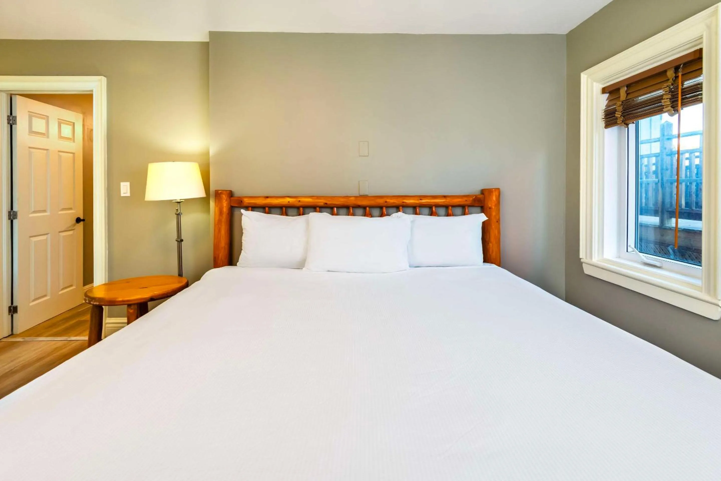 Bedroom, Bed in Calabogie Peaks Hotel, Ascend Hotel Member