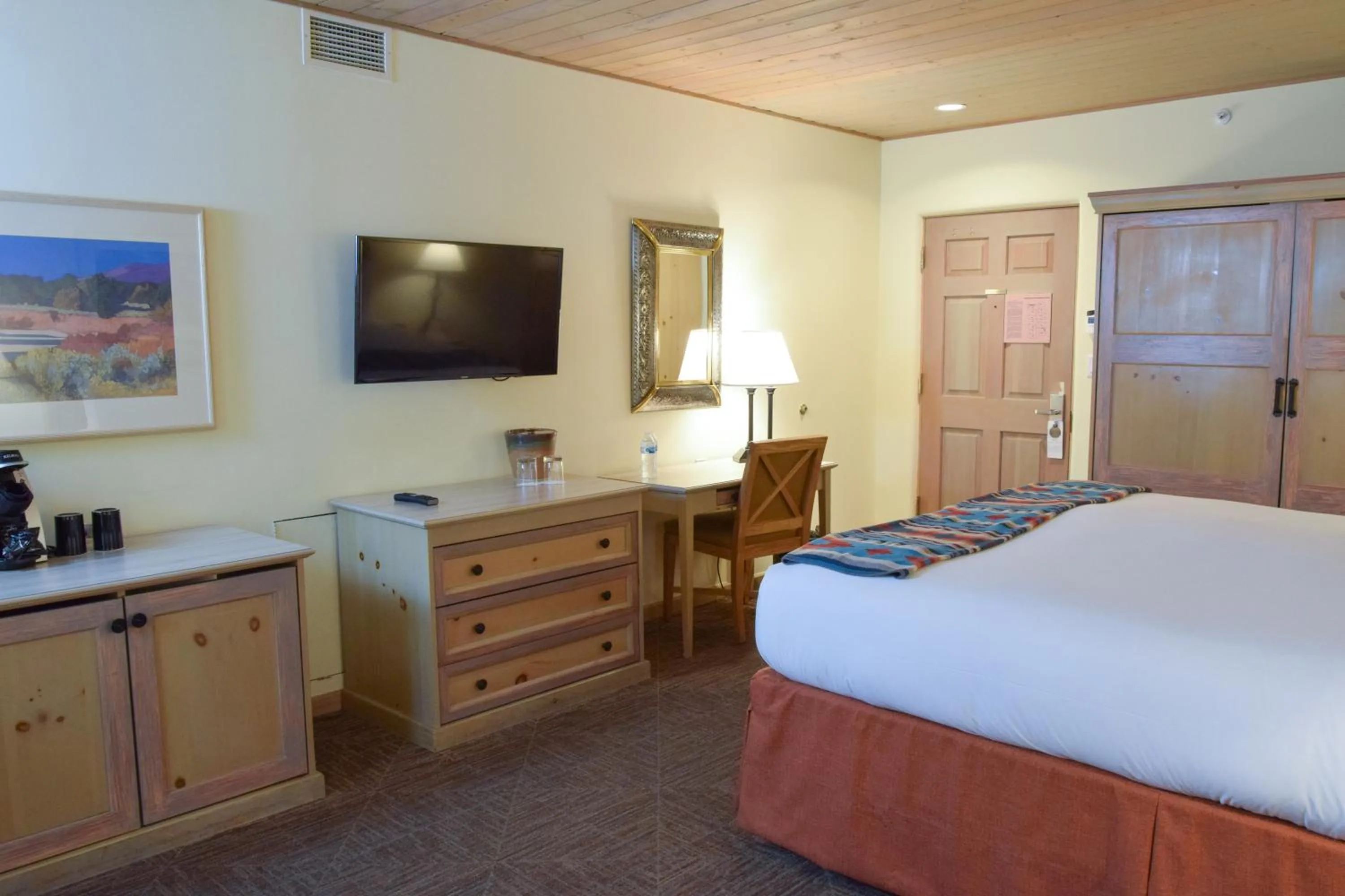 Restaurant/places to eat, Bed in Inn on the Alameda