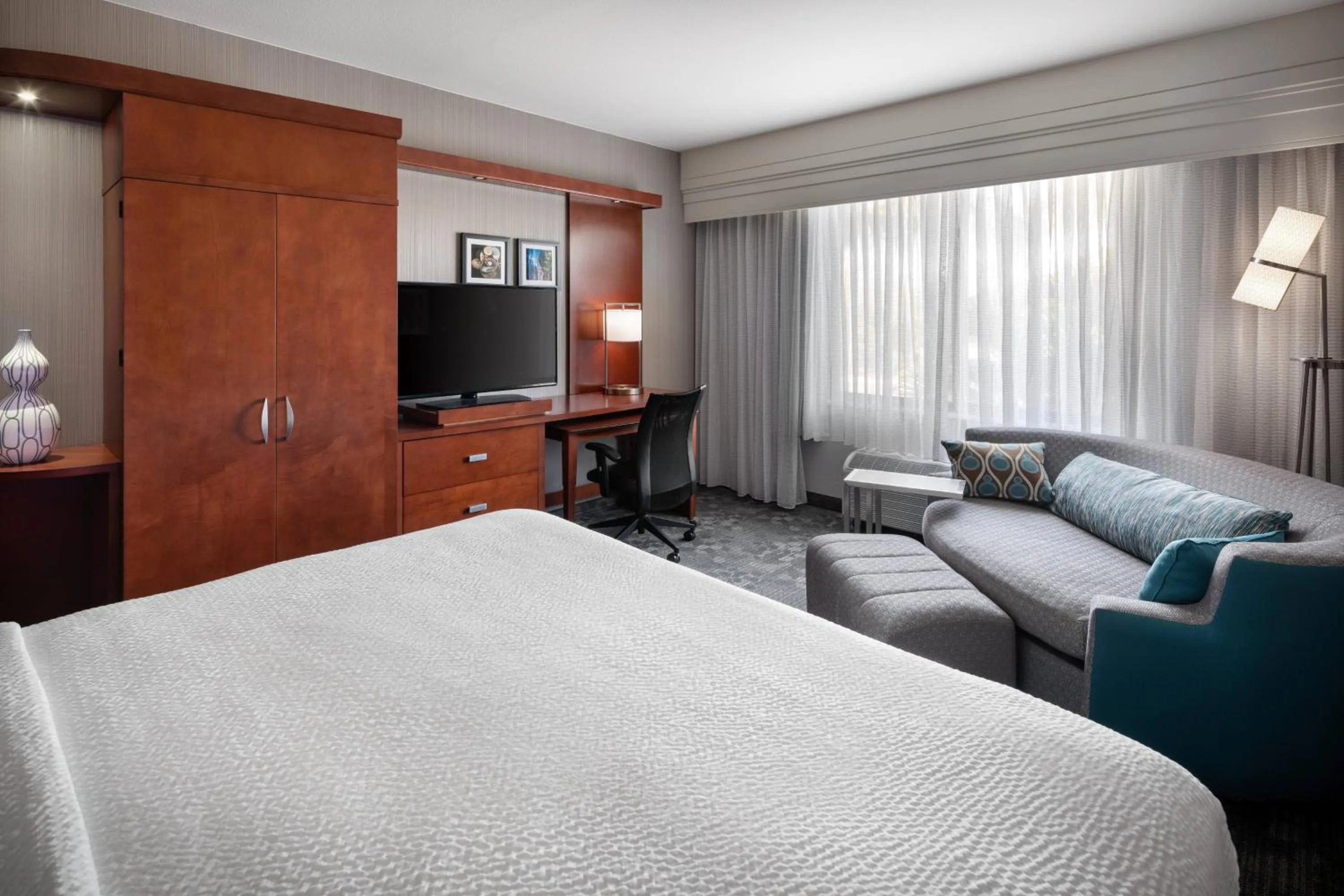 Photo of the whole room, Bed in Courtyard by Marriott Maui Kahului Airport