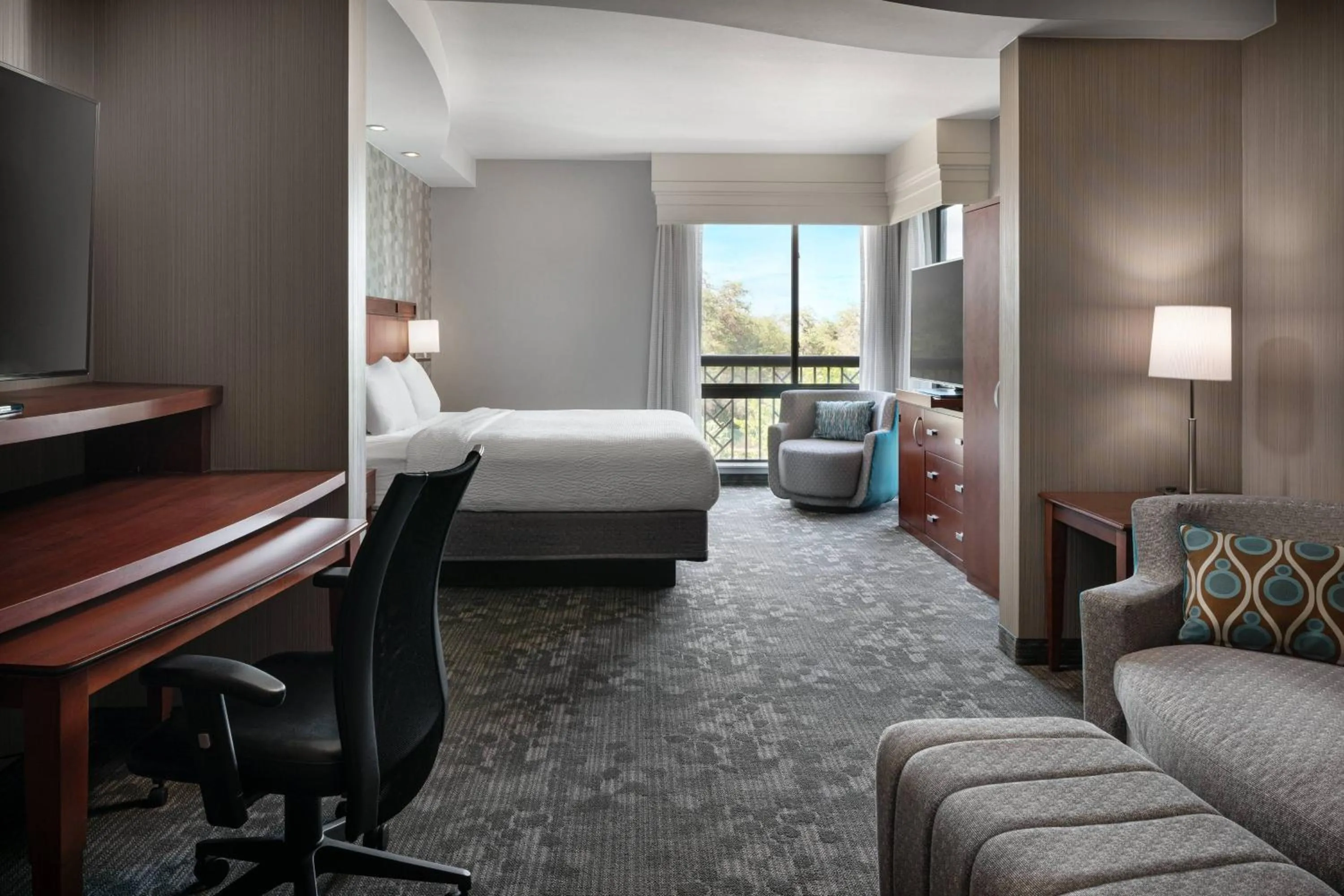 Photo of the whole room, Bed in Courtyard by Marriott Maui Kahului Airport