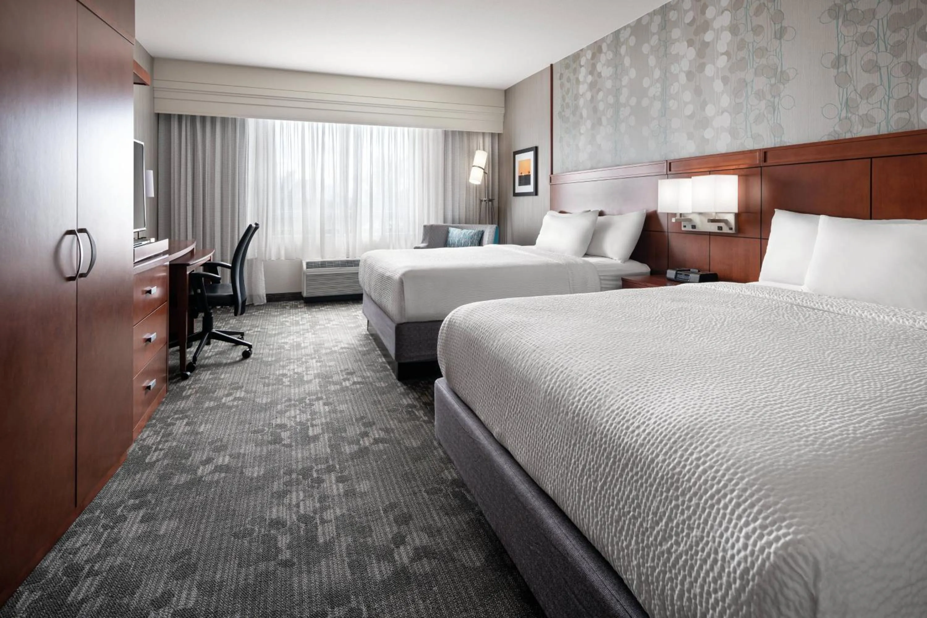 Photo of the whole room, Bed in Courtyard by Marriott Maui Kahului Airport