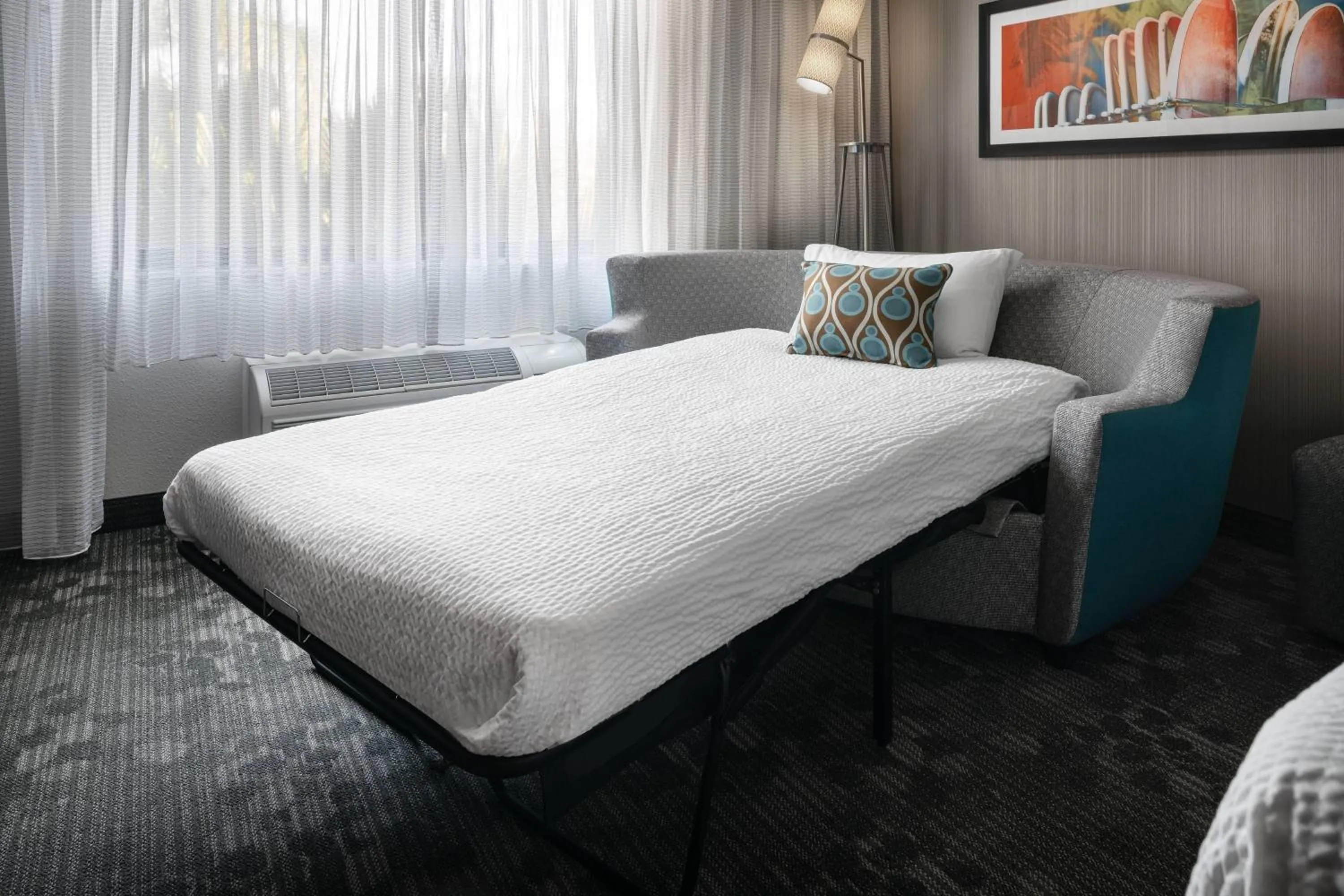 Photo of the whole room, Bed in Courtyard by Marriott Maui Kahului Airport