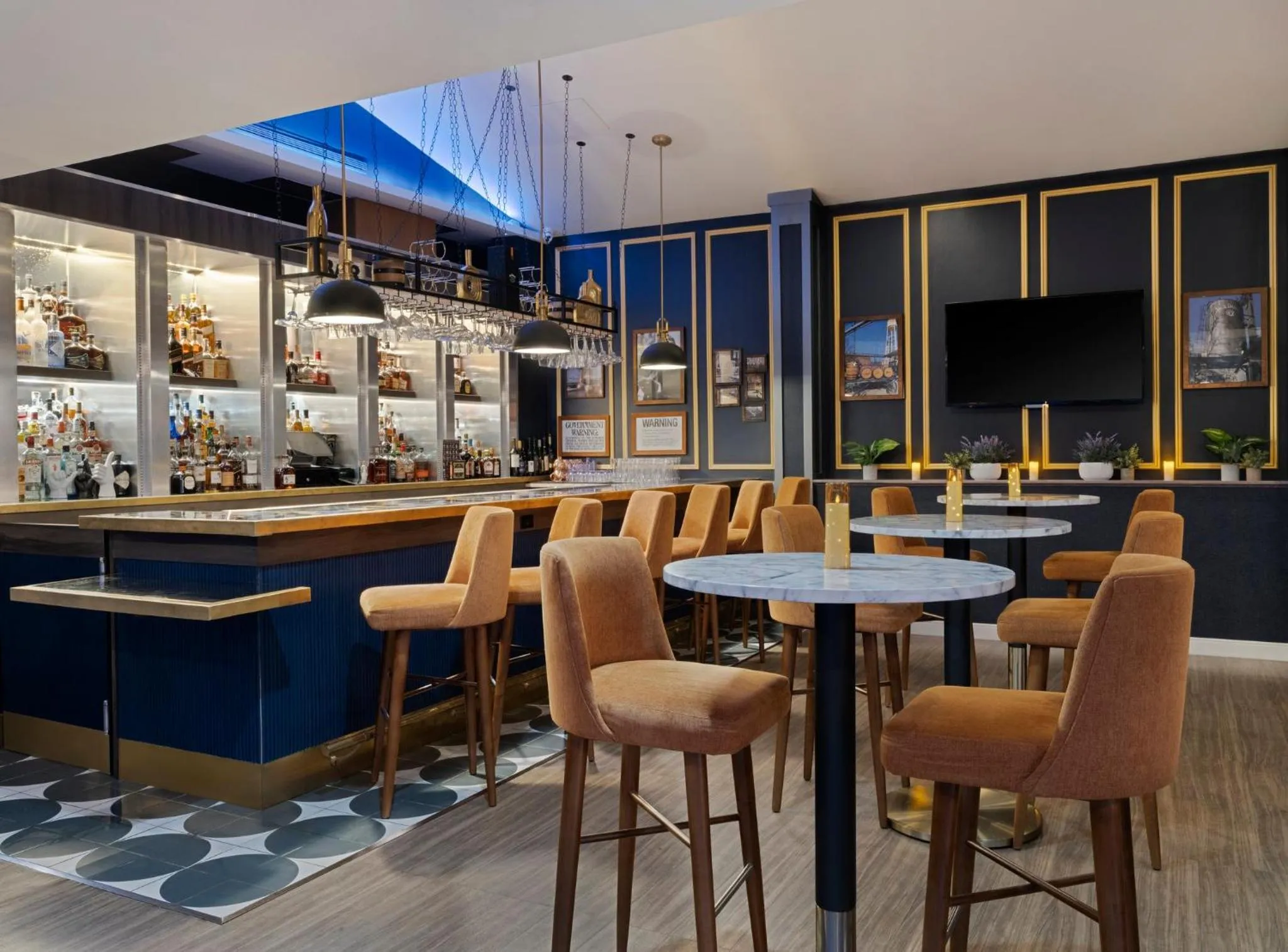 Lounge or bar in voco Fiorello - LaGuardia Airport by IHG