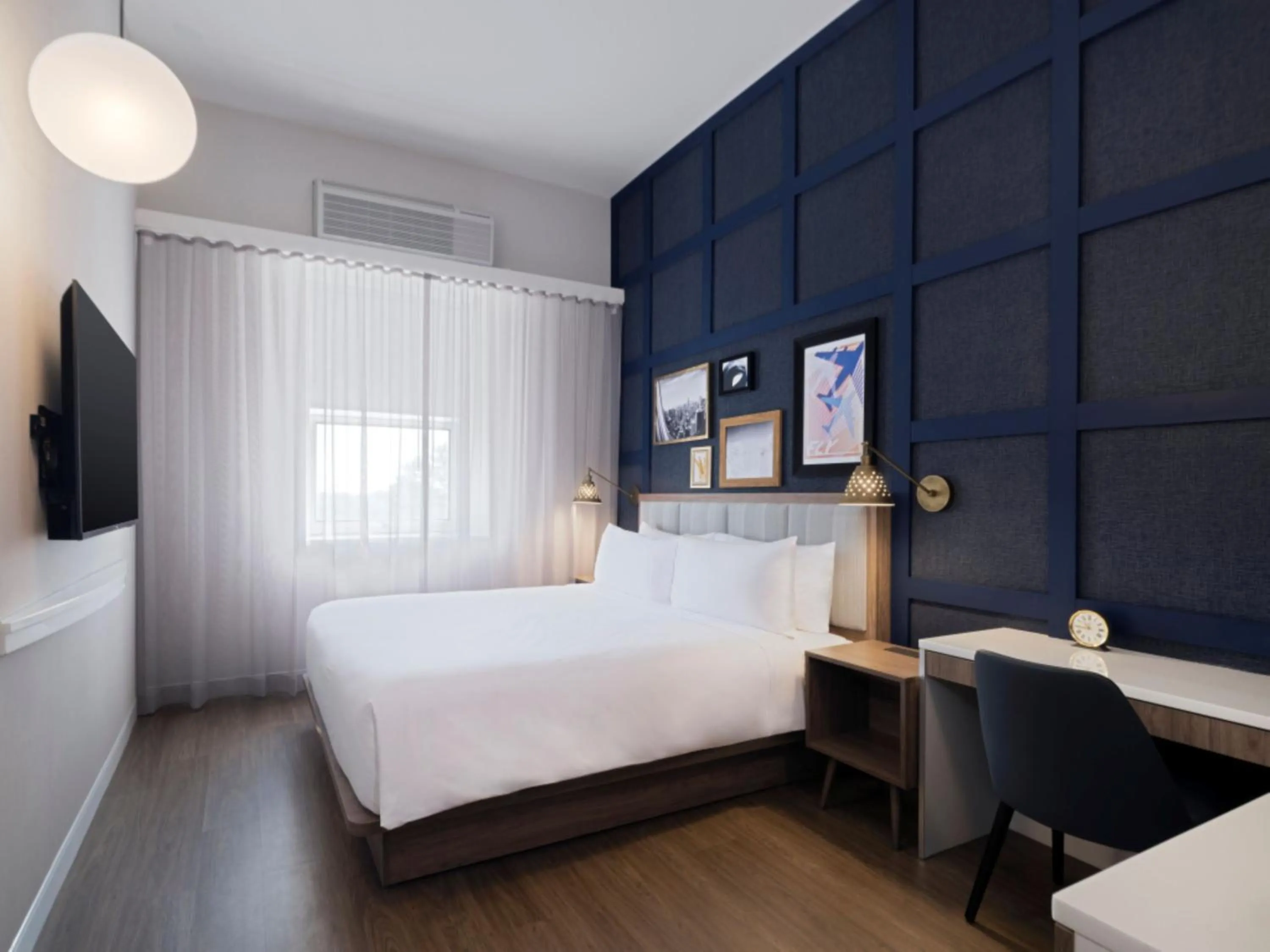 Photo of the whole room, Bed in voco Fiorello - LaGuardia Airport by IHG