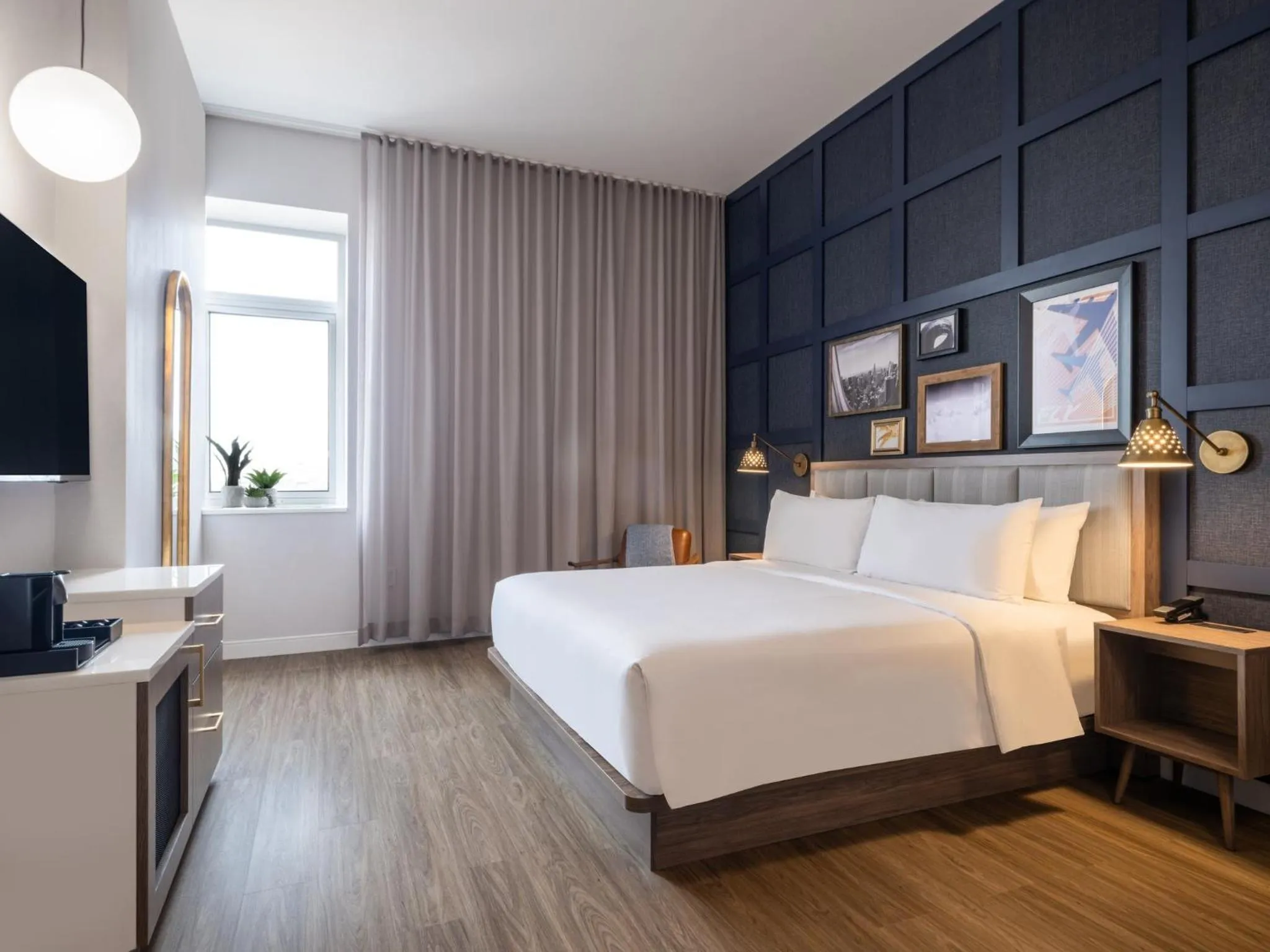 Photo of the whole room, Bed in voco Fiorello - LaGuardia Airport by IHG