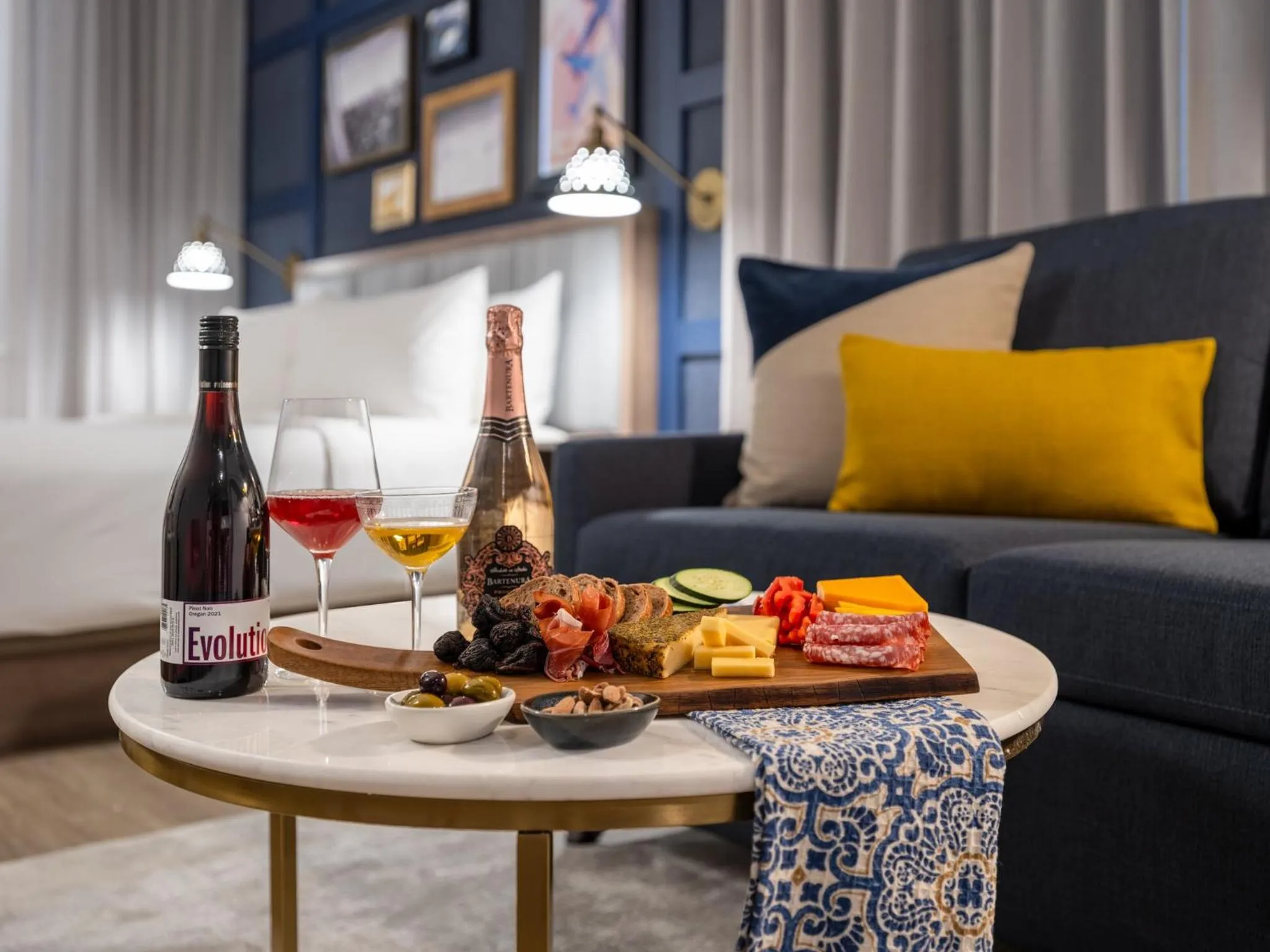 Photo of the whole room in voco Fiorello - LaGuardia Airport by IHG