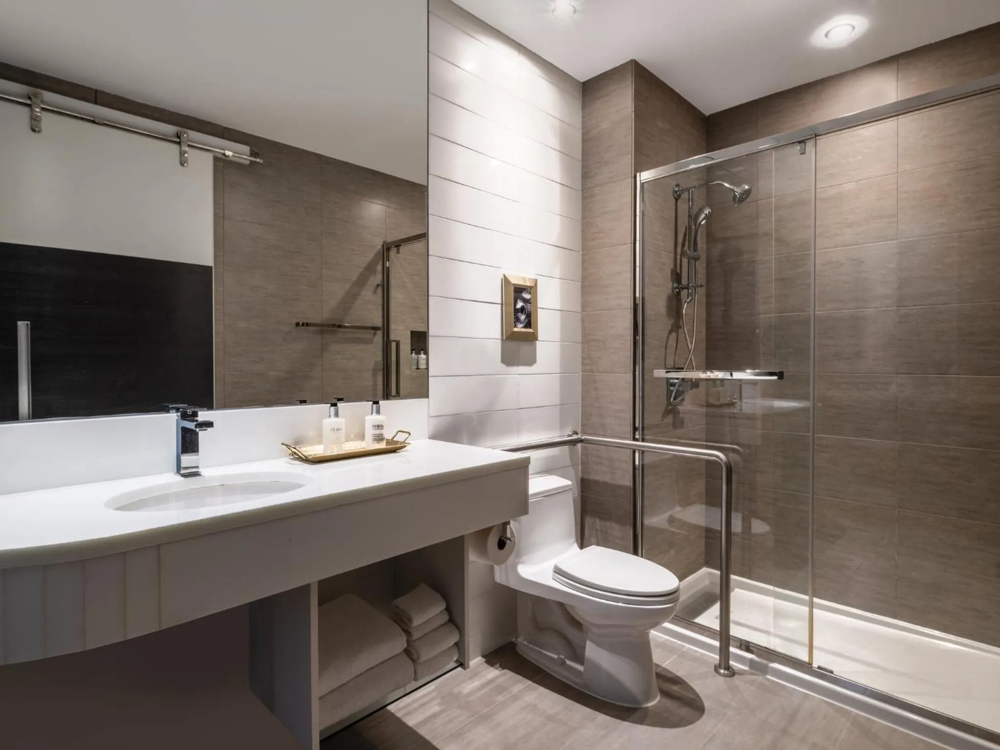 Photo of the whole room in voco Fiorello - LaGuardia Airport by IHG