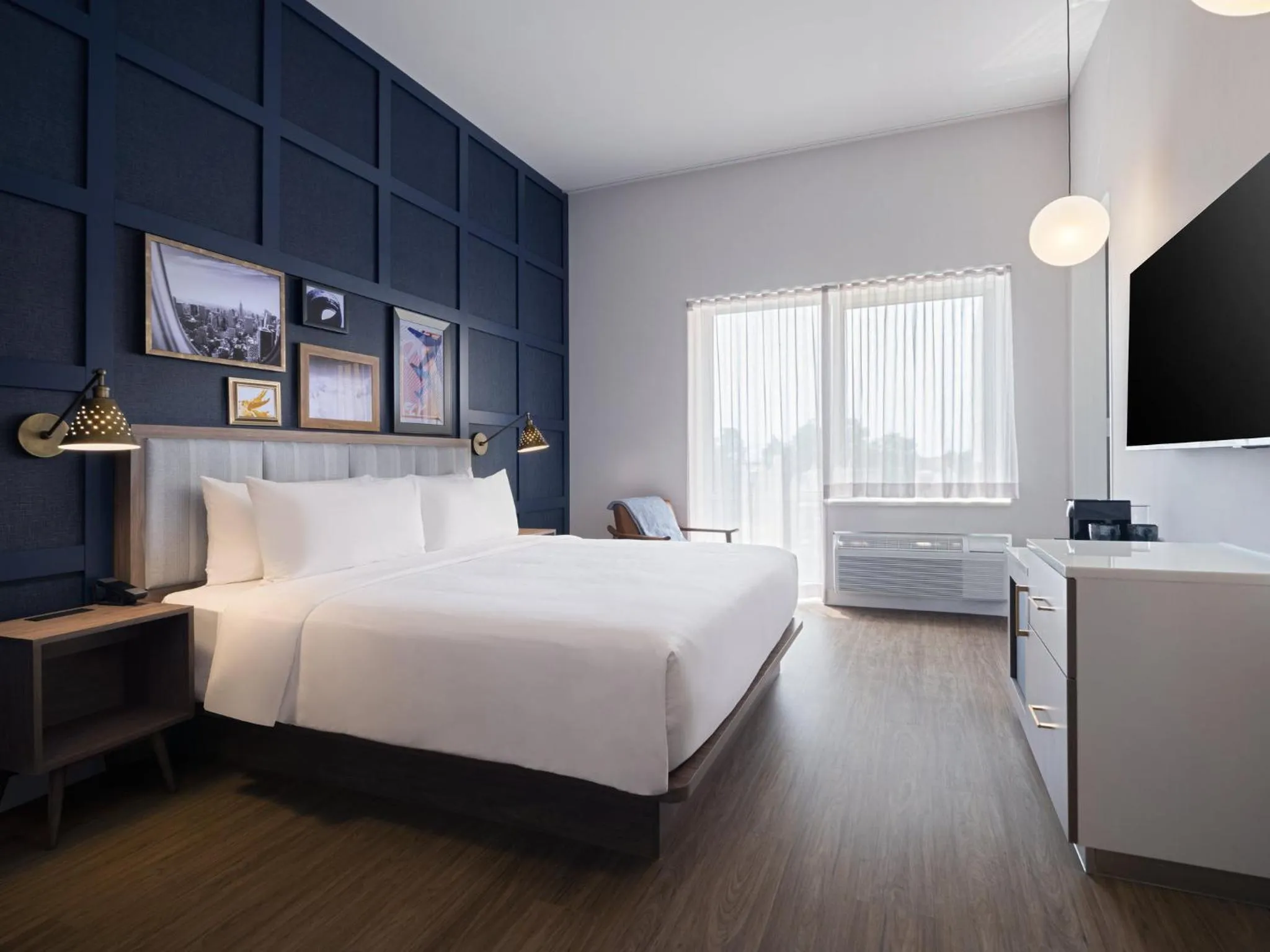 Photo of the whole room, Bed in voco Fiorello - LaGuardia Airport by IHG