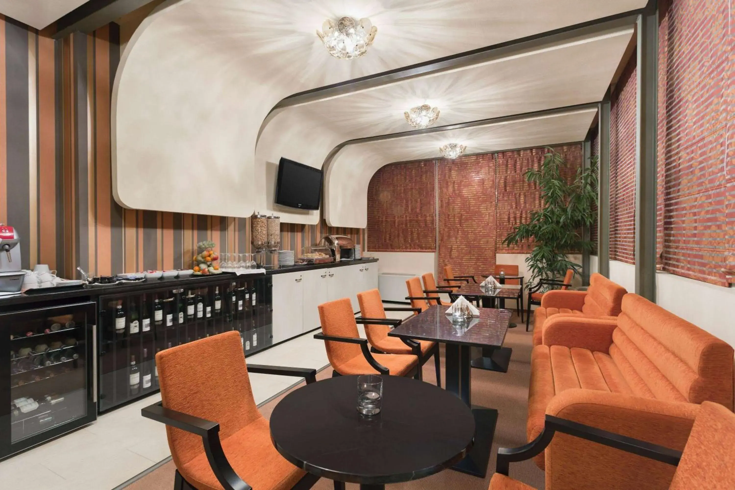 Lounge or bar in Wyndham Cluj Lounge or bar in Wyndham Cluj