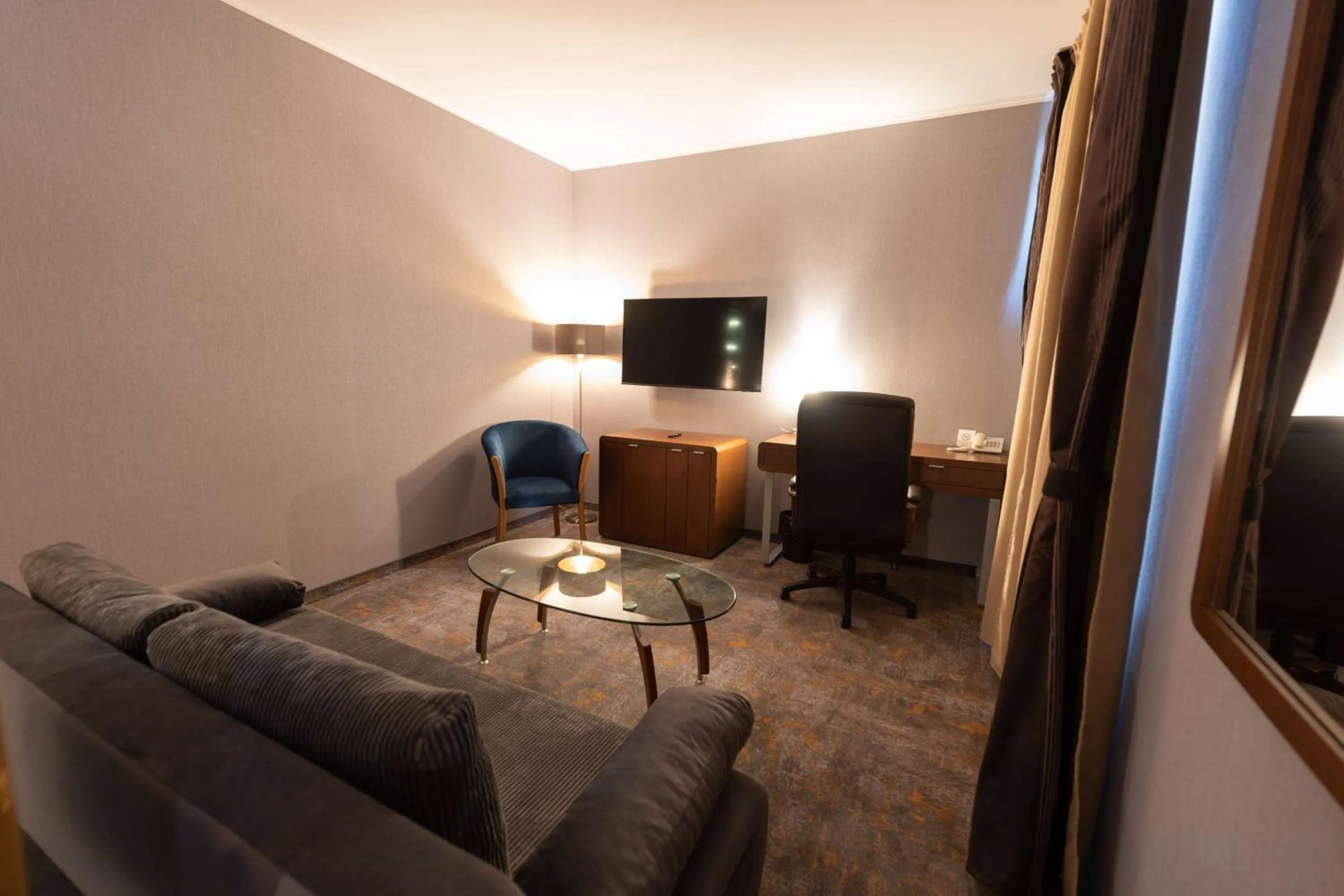 Living room in Wyndham Cluj