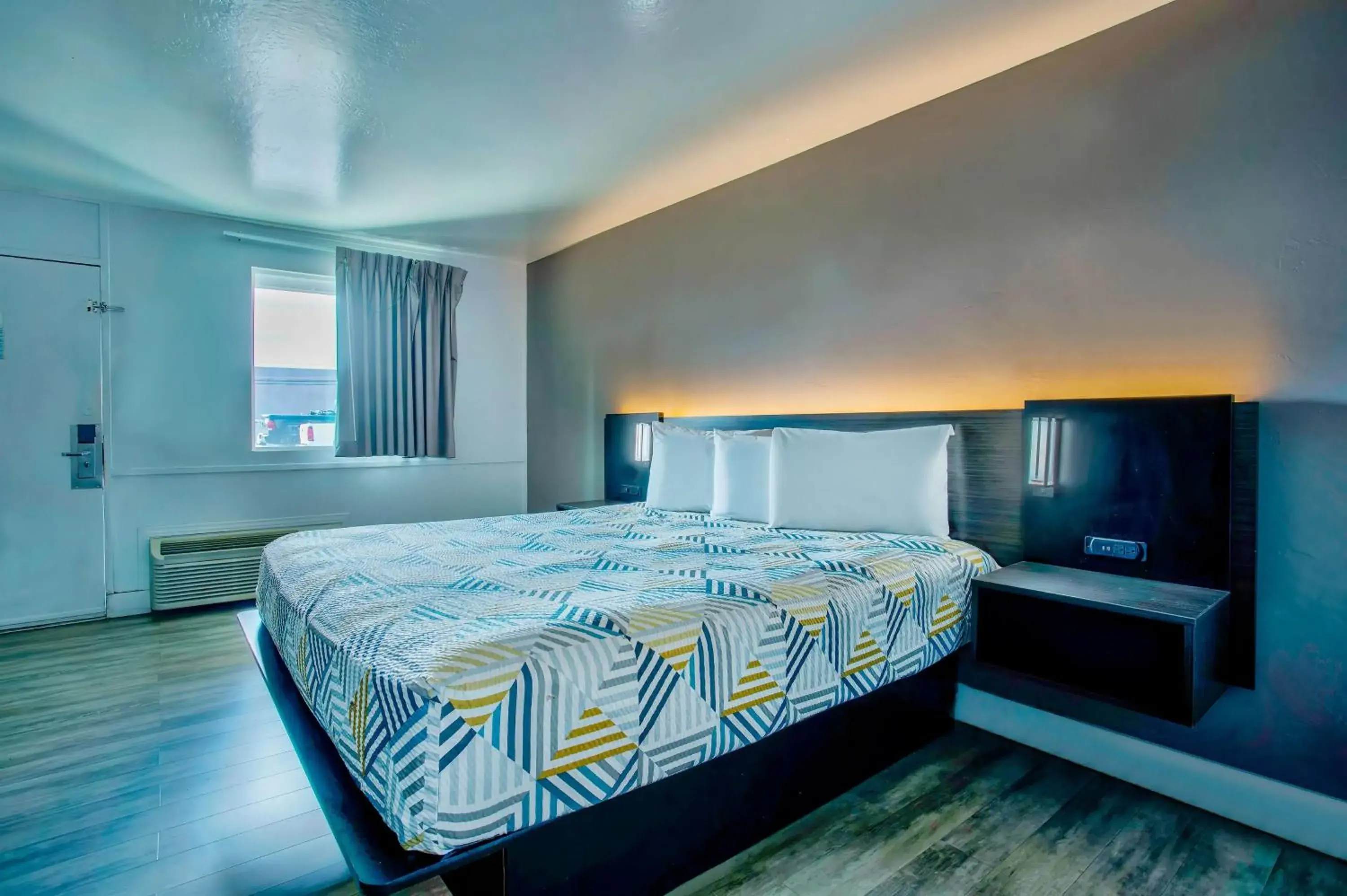 Bedroom, Bed in Motel 6 Tucson, AZ - East Williams Center Bedroom, Bed in Motel 6 Tucson, AZ - East Williams Center