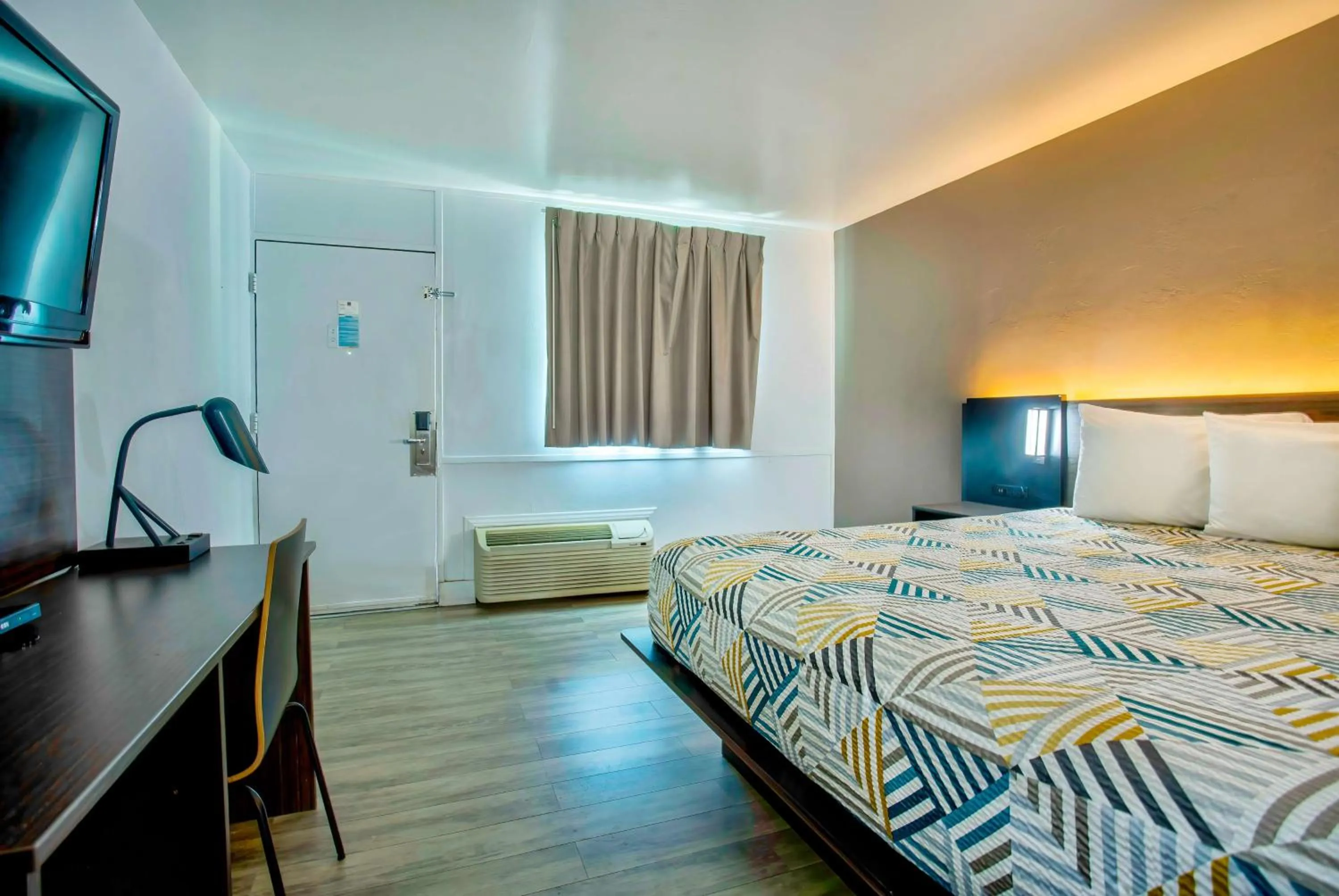 Bedroom, Bed in Motel 6 Tucson, AZ - East Williams Center