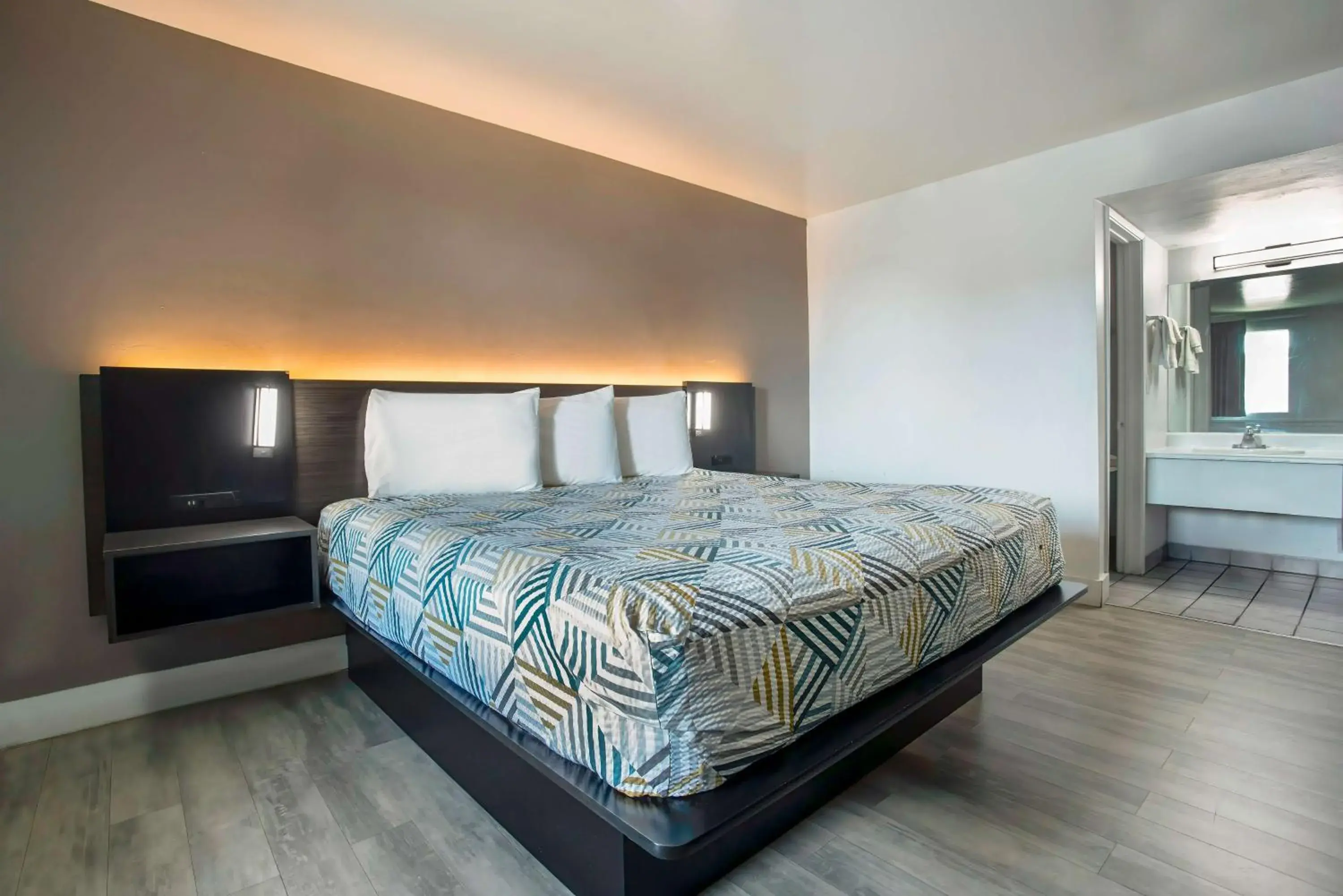 Bedroom, Bed in Motel 6 Tucson, AZ - East Williams Center Bedroom, Bed in Motel 6 Tucson, AZ - East Williams Center