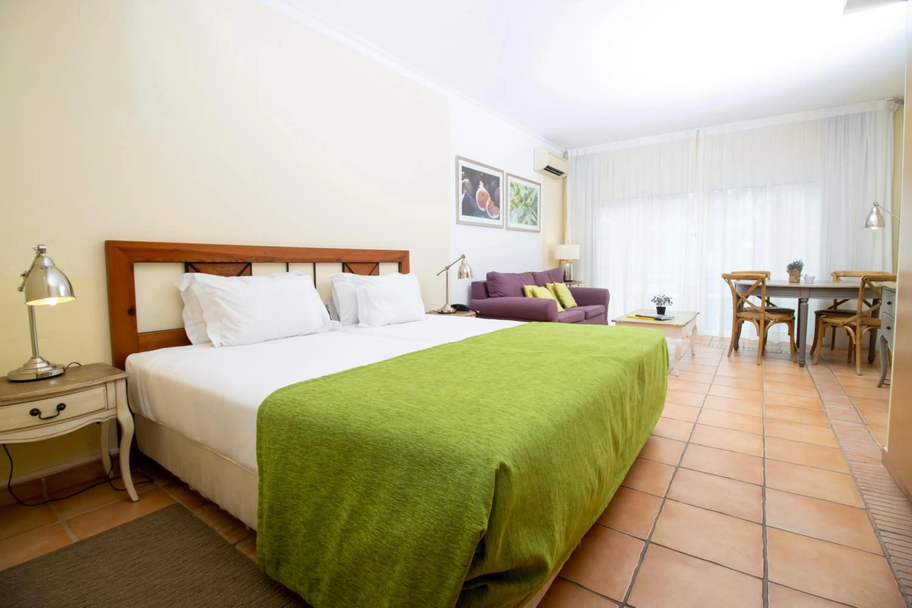 Communal lounge/ TV room, Bed in Pestana Palm Gardens