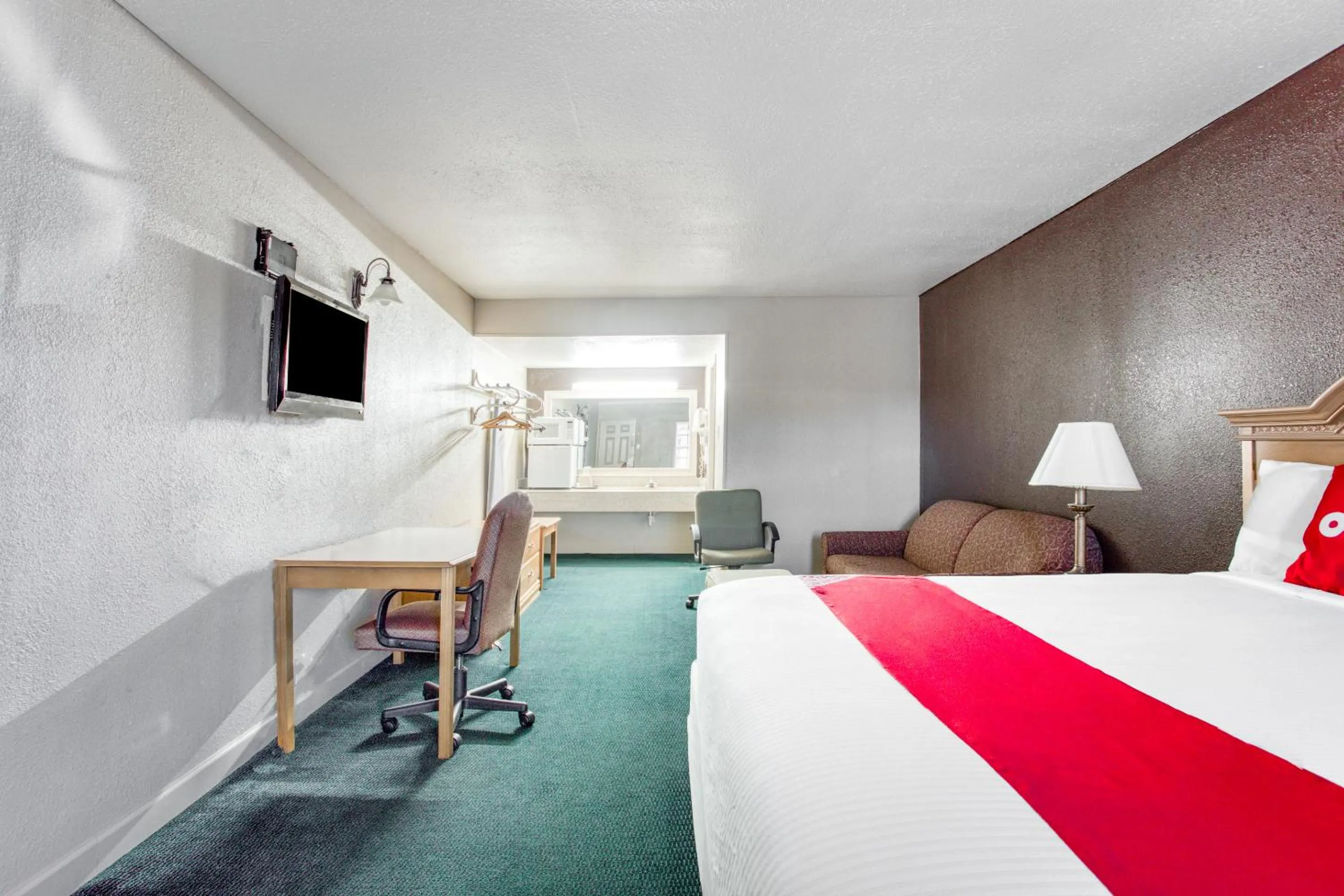 Bedroom, Bed in OYO Hotel Bald Knob AR Hwy 64