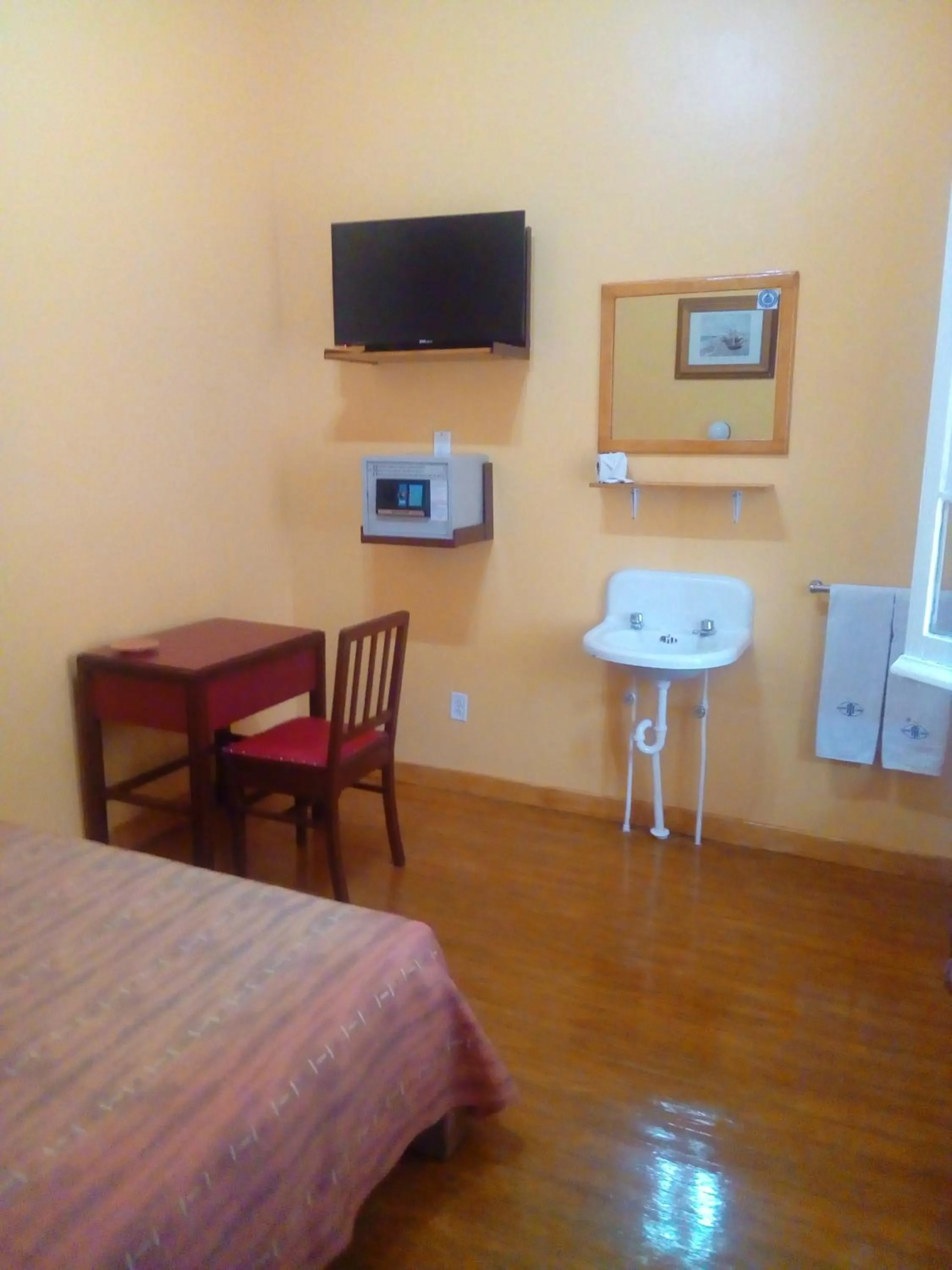 Double Room with Shared Bathroom - single occupancy in Hotel Isabel