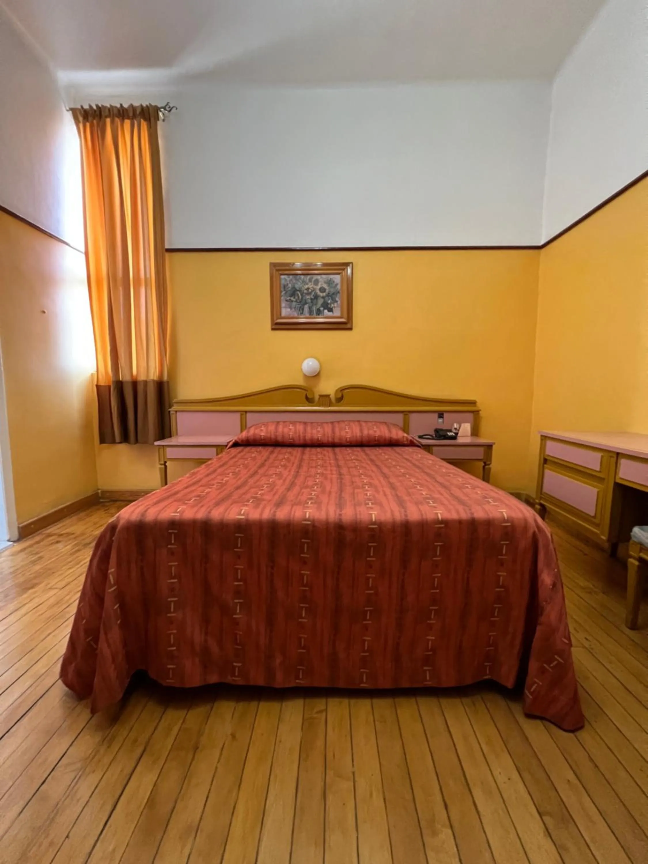 Standard Queen Room - single occupancy in Hotel Isabel