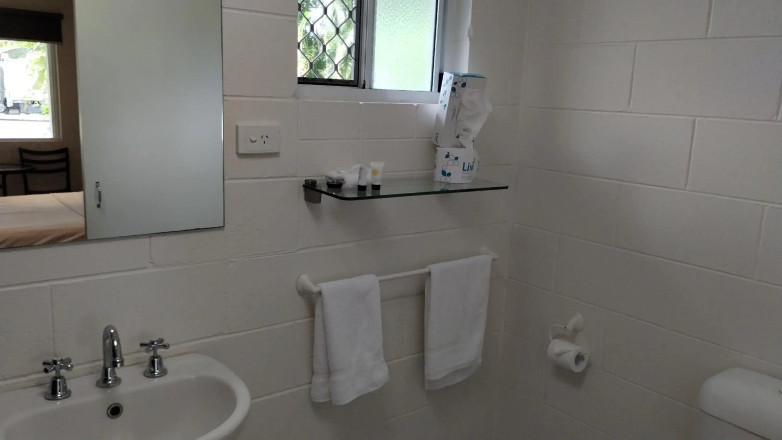 Basic Double Room in Tully Motel Basic Double Room in Tully Motel