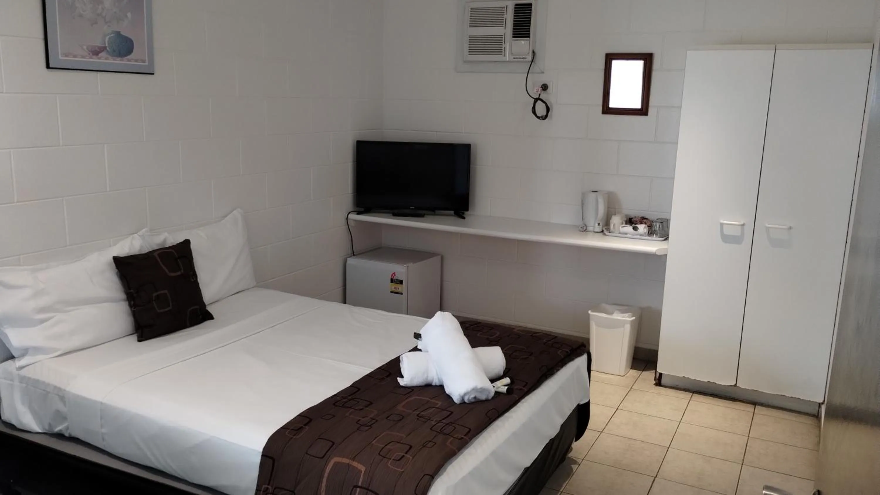 Bedroom, Bed in Tully Motel